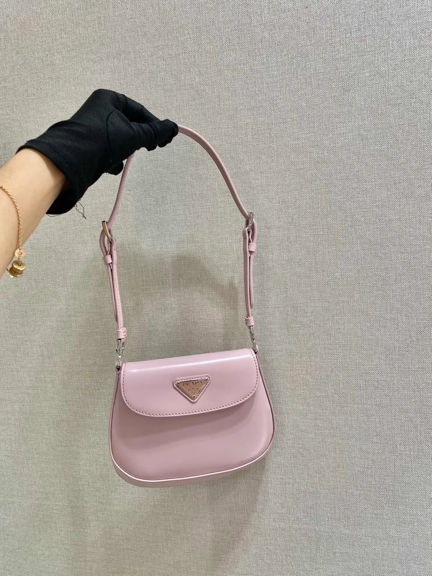 💰1120🎉mini🎉1BH188🎉🎉 Cleo series handbags reinterpret the brand’s iconic archive design and witness the fusion of classicism and futurism. This curved mini shoulder bag has simple and stylish lines, and the unique slanted bottom and sides give the bag a refined style. The handle is equipped with an extension strap, which can be carried by hand or worn cross-body. Lightweight and fashionable🎉🎉, get it now🎉🎉 Length 17x Height 14.5x Bottom 7cm