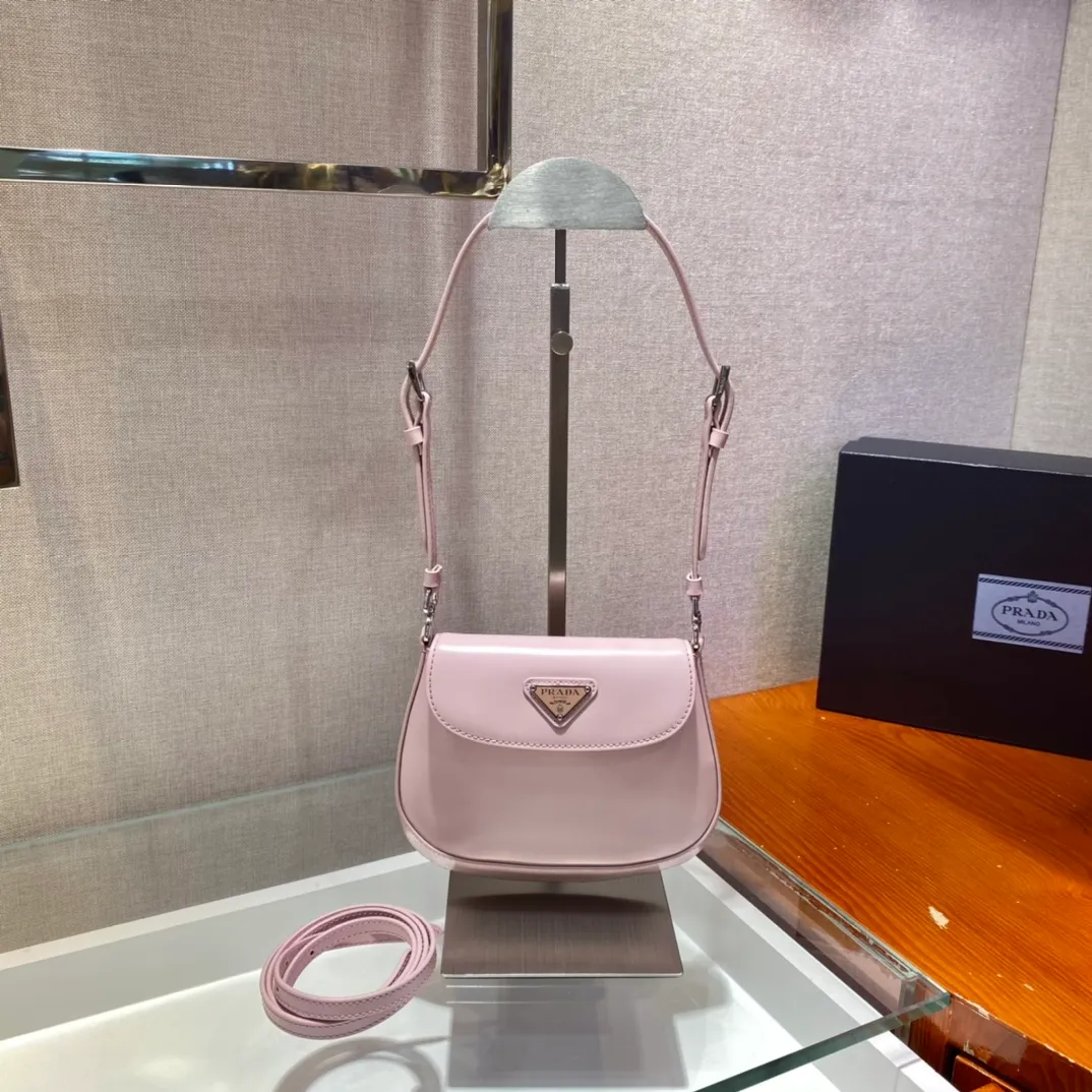 💰1120🎉mini🎉1BH188🎉🎉 Cleo series handbags reinterpret the brand’s iconic archive design and witness the fusion of classicism and futurism. This curved mini shoulder bag has simple and stylish lines, and the unique slanted bottom and sides give the bag a refined style. The handle is equipped with an extension strap, which can be carried by hand or worn cross-body. Lightweight and fashionable🎉🎉, get it now🎉🎉 Length 17x Height 14.5x Bottom 7cm