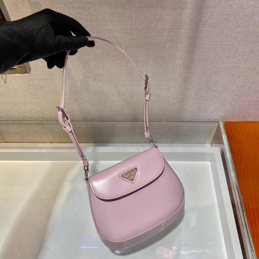 💰1120🎉mini🎉1BH188🎉🎉 Cleo series handbags reinterpret the brand’s iconic archive design and witness the fusion of classicism and futurism. This curved mini shoulder bag has simple and stylish lines, and the unique slanted bottom and sides give the bag a refined style. The handle is equipped with an extension strap, which can be carried by hand or worn cross-body. Lightweight and fashionable🎉🎉, get it now🎉🎉 Length 17x Height 14.5x Bottom 7cm