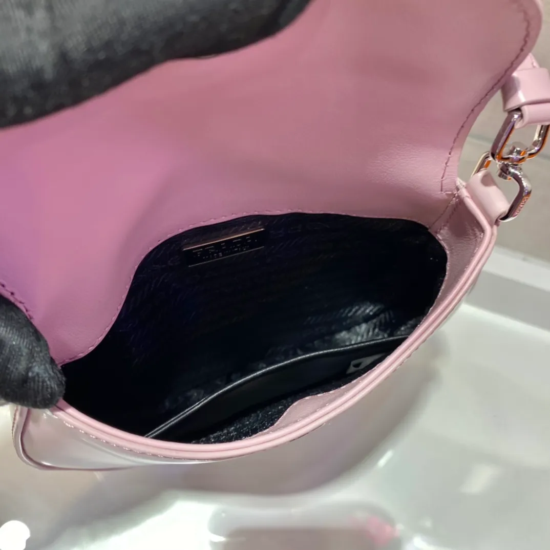💰1120🎉mini🎉1BH188🎉🎉 Cleo series handbags reinterpret the brand’s iconic archive design and witness the fusion of classicism and futurism. This curved mini shoulder bag has simple and stylish lines, and the unique slanted bottom and sides give the bag a refined style. The handle is equipped with an extension strap, which can be carried by hand or worn cross-body. Lightweight and fashionable🎉🎉, get it now🎉🎉 Length 17x Height 14.5x Bottom 7cm