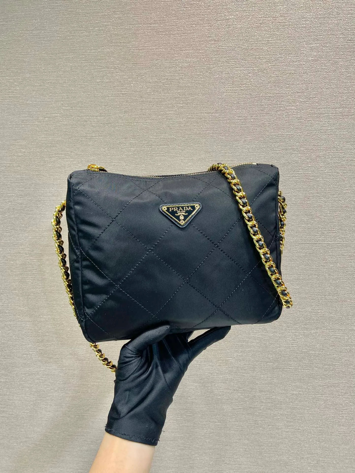 💰1020🎉Middle-aged crossbody bag🎉🎉🎉1BD646🎉🎉 This Vintage medium-sized chain rhombus hobo bag has a great design👏👏 Purely handmade nylon rhombus design, can be worn on one shoulder or crossbody, and the imported black gold chain is really the eternal theme of vintage😘😘It is simple and elegant, with large capacity and space👍The upper body is particularly trendy, versatile and fashionable. No matter casual or formal, they all have a stable temperament. Hurry up and get it🙊I love this second-hand hobo bag😘😘 Length 22x height 19x bottom 8cm