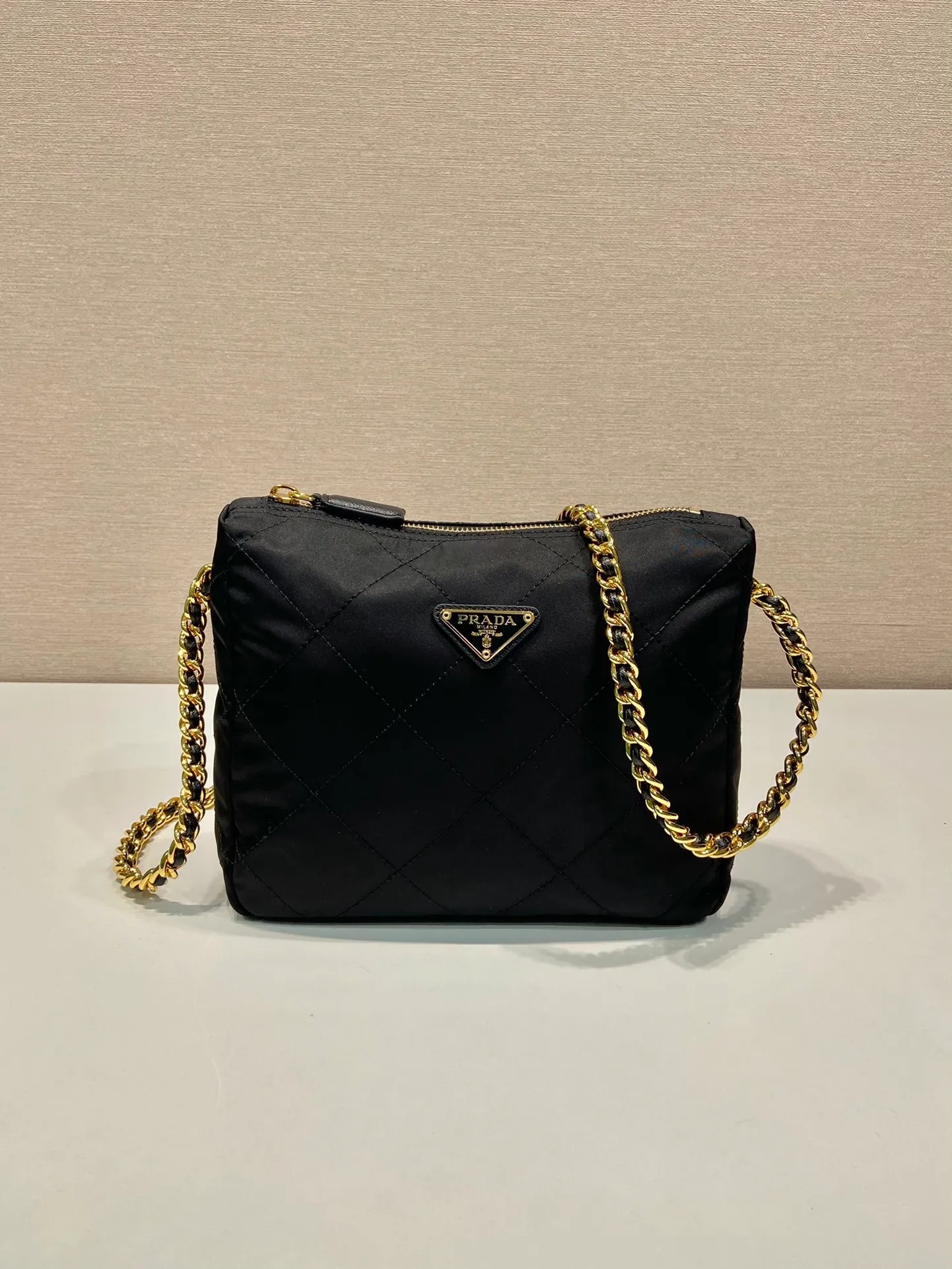💰1020🎉Middle-aged crossbody bag🎉🎉🎉1BD646🎉🎉 This Vintage medium-sized chain rhombus hobo bag has a great design👏👏 Purely handmade nylon rhombus design, can be worn on one shoulder or crossbody, and the imported black gold chain is really the eternal theme of vintage😘😘It is simple and elegant, with large capacity and space👍The upper body is particularly trendy, versatile and fashionable. No matter casual or formal, they all have a stable temperament. Hurry up and get it🙊I love this second-hand hobo bag😘😘 Length 22x height 19x bottom 8cm