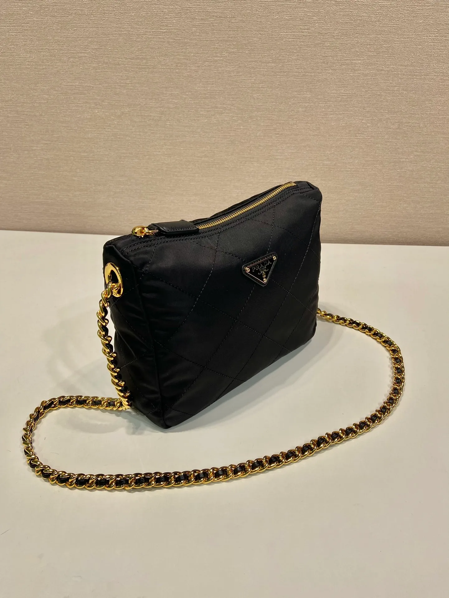 💰1020🎉Middle-aged crossbody bag🎉🎉🎉1BD646🎉🎉 This Vintage medium-sized chain rhombus hobo bag has a great design👏👏 Purely handmade nylon rhombus design, can be worn on one shoulder or crossbody, and the imported black gold chain is really the eternal theme of vintage😘😘It is simple and elegant, with large capacity and space👍The upper body is particularly trendy, versatile and fashionable. No matter casual or formal, they all have a stable temperament. Hurry up and get it🙊I love this second-hand hobo bag😘😘 Length 22x height 19x bottom 8cm