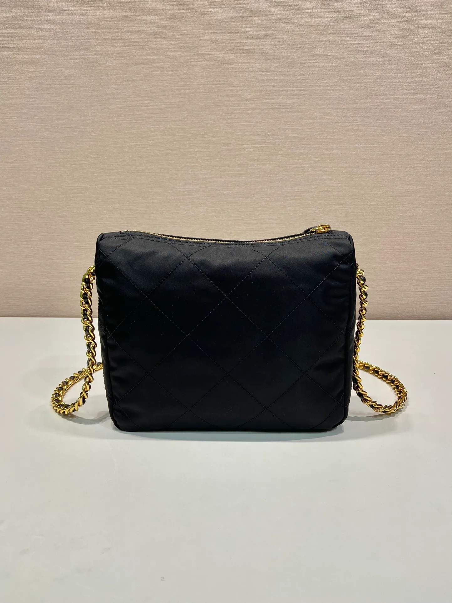 💰1020🎉Middle-aged crossbody bag🎉🎉🎉1BD646🎉🎉 This Vintage medium-sized chain rhombus hobo bag has a great design👏👏 Purely handmade nylon rhombus design, can be worn on one shoulder or crossbody, and the imported black gold chain is really the eternal theme of vintage😘😘It is simple and elegant, with large capacity and space👍The upper body is particularly trendy, versatile and fashionable. No matter casual or formal, they all have a stable temperament. Hurry up and get it🙊I love this second-hand hobo bag😘😘 Length 22x height 19x bottom 8cm
