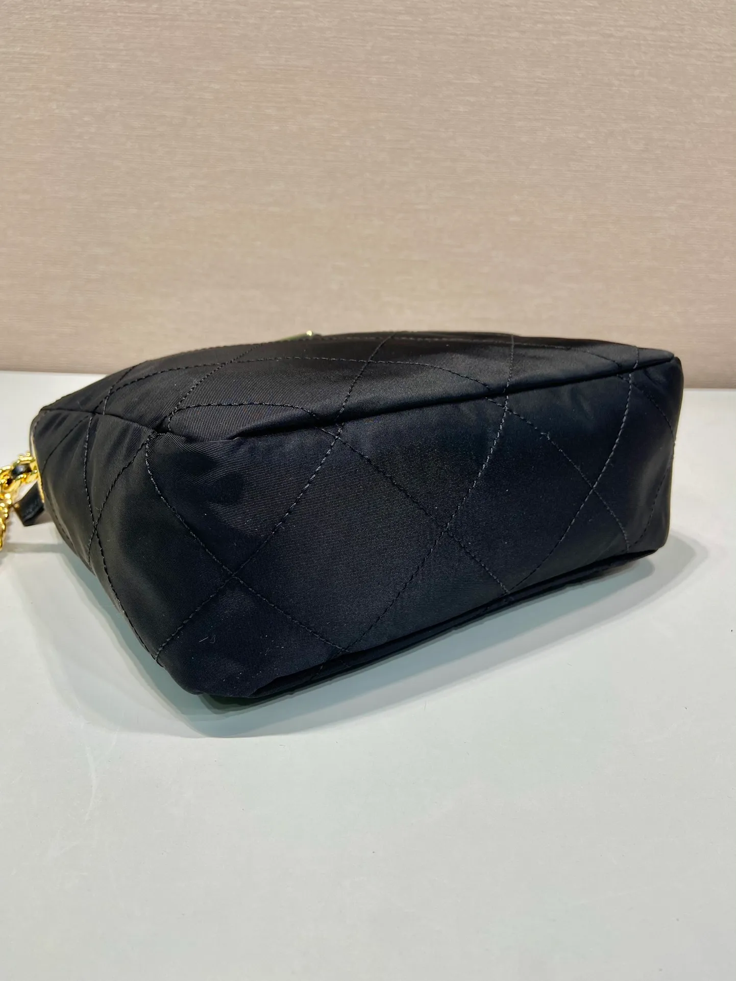 💰1020🎉Middle-aged crossbody bag🎉🎉🎉1BD646🎉🎉 This Vintage medium-sized chain rhombus hobo bag has a great design👏👏 Purely handmade nylon rhombus design, can be worn on one shoulder or crossbody, and the imported black gold chain is really the eternal theme of vintage😘😘It is simple and elegant, with large capacity and space👍The upper body is particularly trendy, versatile and fashionable. No matter casual or formal, they all have a stable temperament. Hurry up and get it🙊I love this second-hand hobo bag😘😘 Length 22x height 19x bottom 8cm