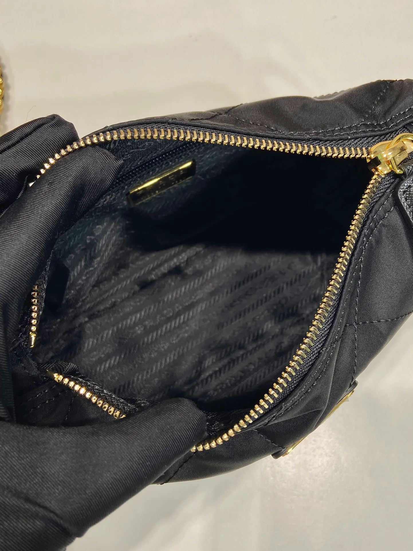💰1020🎉Middle-aged crossbody bag🎉🎉🎉1BD646🎉🎉 This Vintage medium-sized chain rhombus hobo bag has a great design👏👏 Purely handmade nylon rhombus design, can be worn on one shoulder or crossbody, and the imported black gold chain is really the eternal theme of vintage😘😘It is simple and elegant, with large capacity and space👍The upper body is particularly trendy, versatile and fashionable. No matter casual or formal, they all have a stable temperament. Hurry up and get it🙊I love this second-hand hobo bag😘😘 Length 22x height 19x bottom 8cm