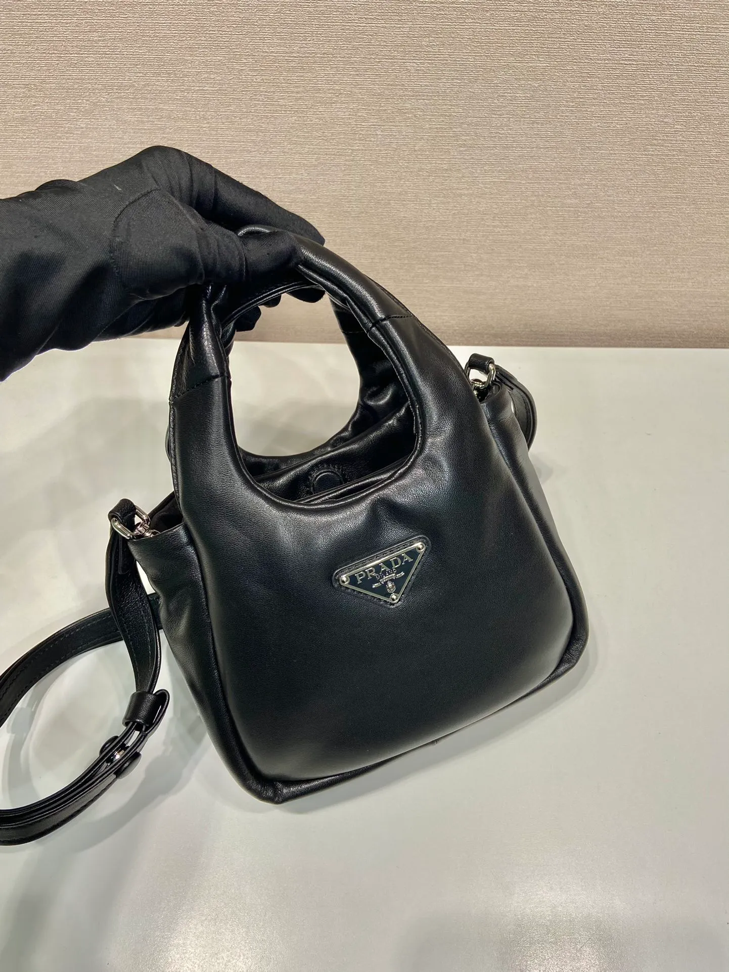 💰1640🎉Small vegetable basket🎉1BA359🎉🎉 This vegetable basket handbag is made of soft sheep leather, simple and very soft to the touch, casual and fashionable, with double handles and magnetic buckles. Equipped with a detachable long sheepskin shoulder strap🎉🎉Open the bag to reveal the soft sheepskin lining and three compartments. The space capacity is very large and lightweight🎉🎉Mini and cute🎉🎉If you like babies, hurry up and get it🎉🎉 Length 18x Height 15.5x Bottom 10cm🎉🎉🎉🍊🍊🍊