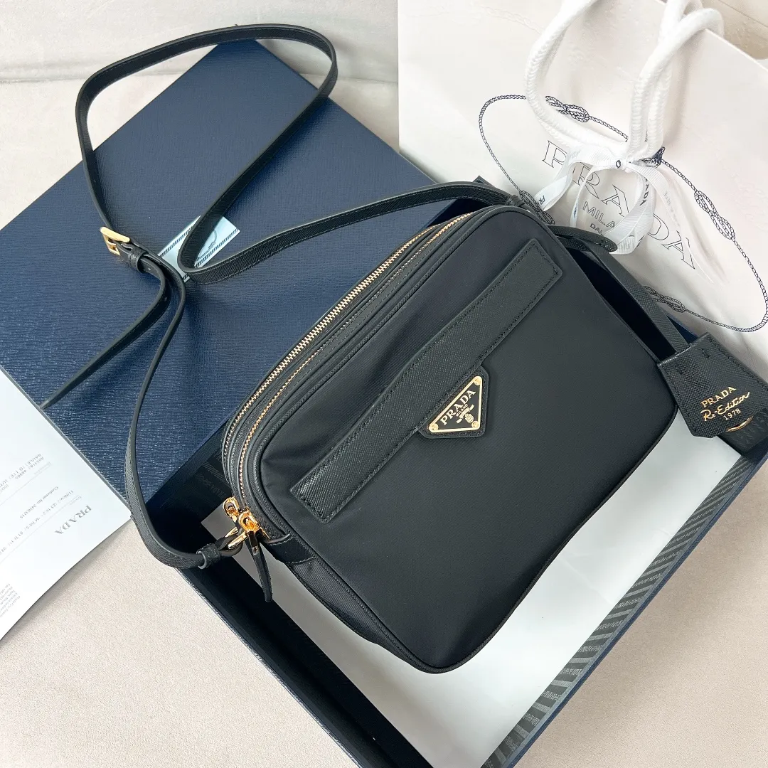 💰1160✨New product debut✨2024Summer new product Re-Edition1978 mini shoulder bag 1BH218 New design mini shoulder bag Made of imported nylon fabric➕Saffiano cowhide trim Elegant and simple bag design Classic logo gold triangle logo on the front Equipped with full leather adjustable long shoulder strap Double zipper closure Equipped with two space compartments➕zipper patch pocket and mobile phone patch pocket Meets exquisite storage needs, perfect details comparable to brick cabinets, super awesome 5🌟 size: 21*17*8cm black