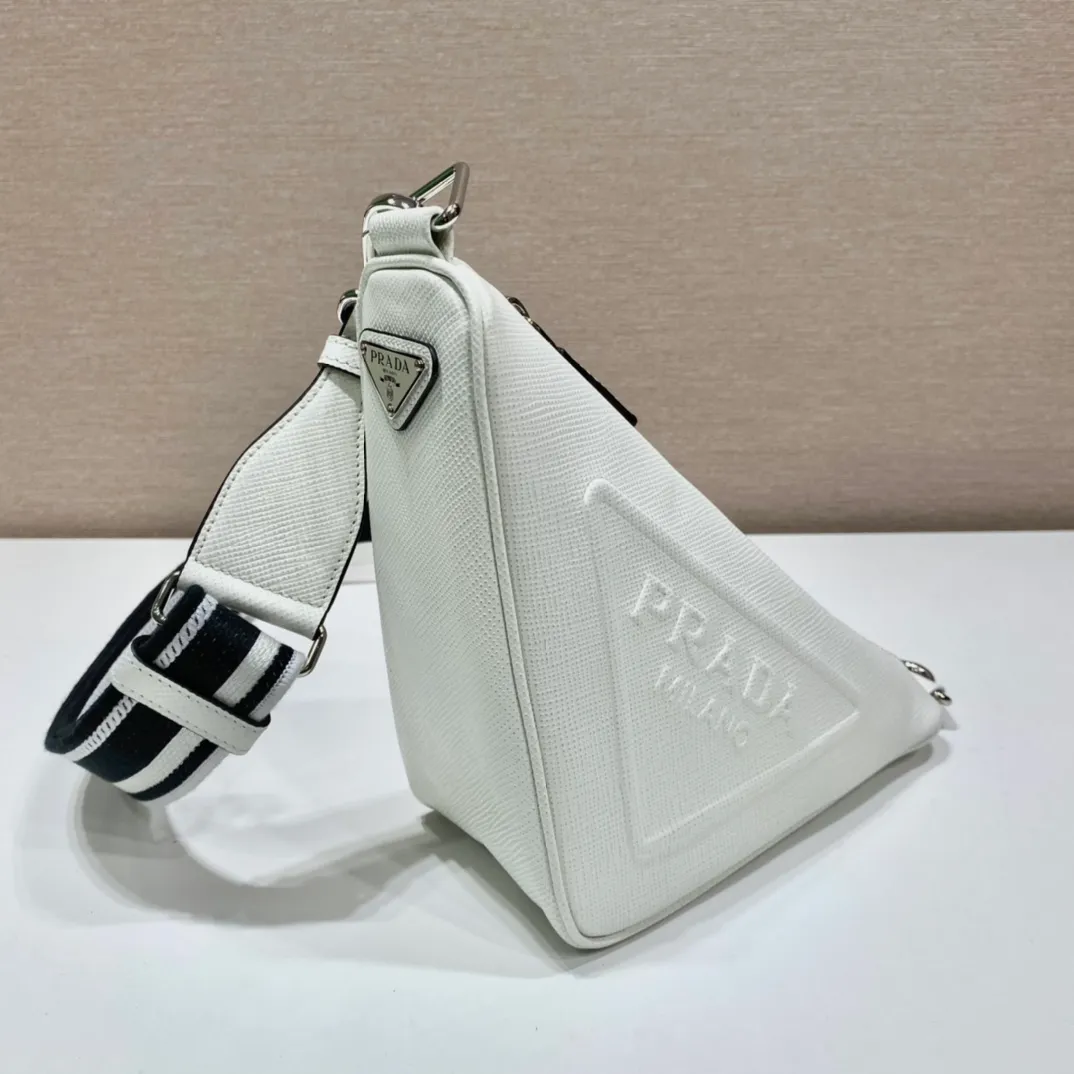 💰1520🎉Embroidered webbing triangle bag🎉2VH155🎉🎉 This triangle bag captures the symbolic geometric shape of the P family. It is made of the brand's iconic Saffiano leather, showing unique cross-parallel features and a large embossed triangle logo. My favorite is this webbing embroidered shoulder strap😘It can be detached to match other bags. The capacity is very large and the feel must be soft👏👏Universal model for men and women🎉🎉, perfect, hurry up and get it🎉🎉 Length 28x Height 18x ​​Bottom 11cm🎉🎉🎉👏👏👏