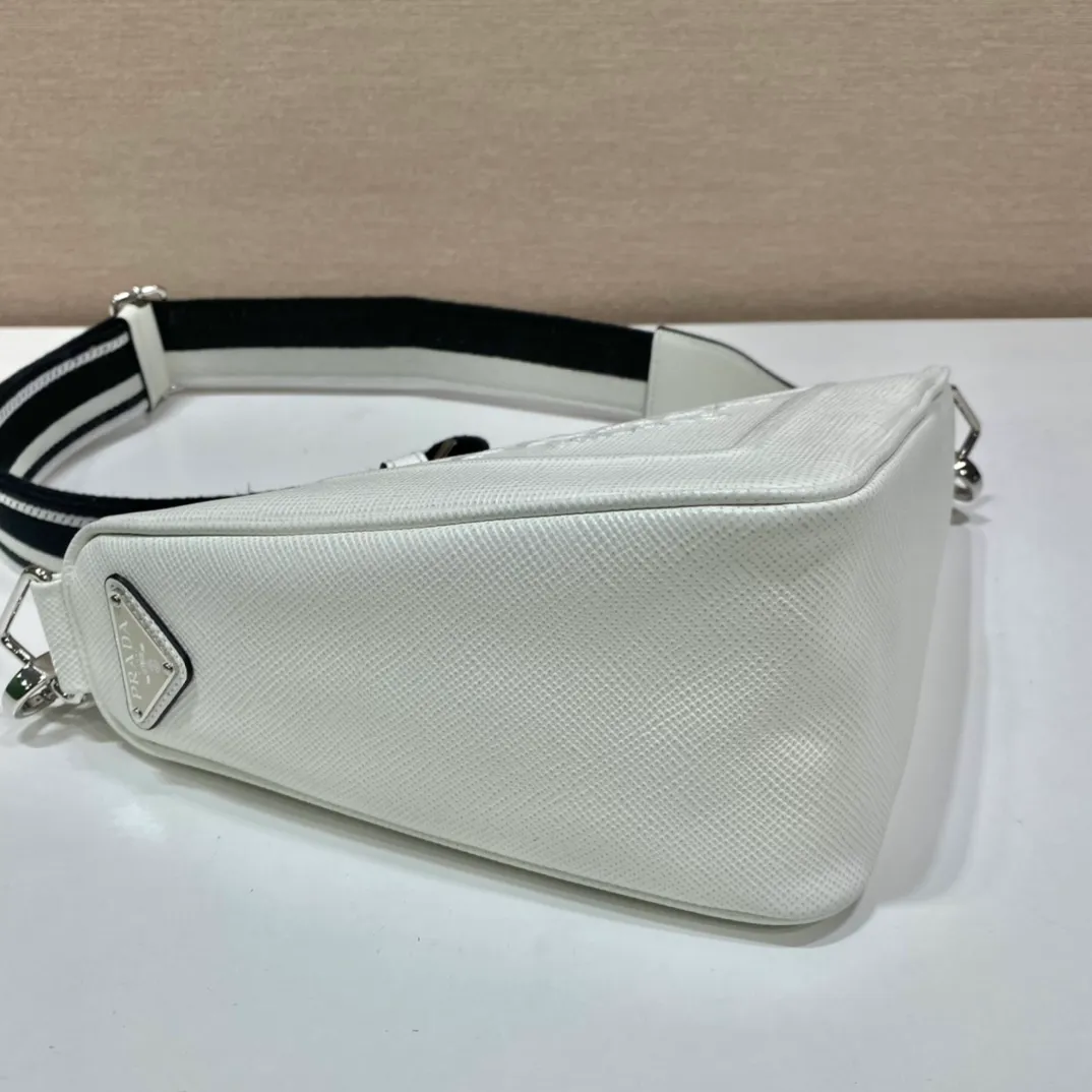 💰1520🎉Embroidered webbing triangle bag🎉2VH155🎉🎉 This triangle bag captures the symbolic geometric shape of the P family. It is made of the brand's iconic Saffiano leather, showing unique cross-parallel features and a large embossed triangle logo. My favorite is this webbing embroidered shoulder strap😘It can be detached to match other bags. The capacity is very large and the feel must be soft👏👏Universal model for men and women🎉🎉, perfect, hurry up and get it🎉🎉 Length 28x Height 18x ​​Bottom 11cm🎉🎉🎉👏👏👏