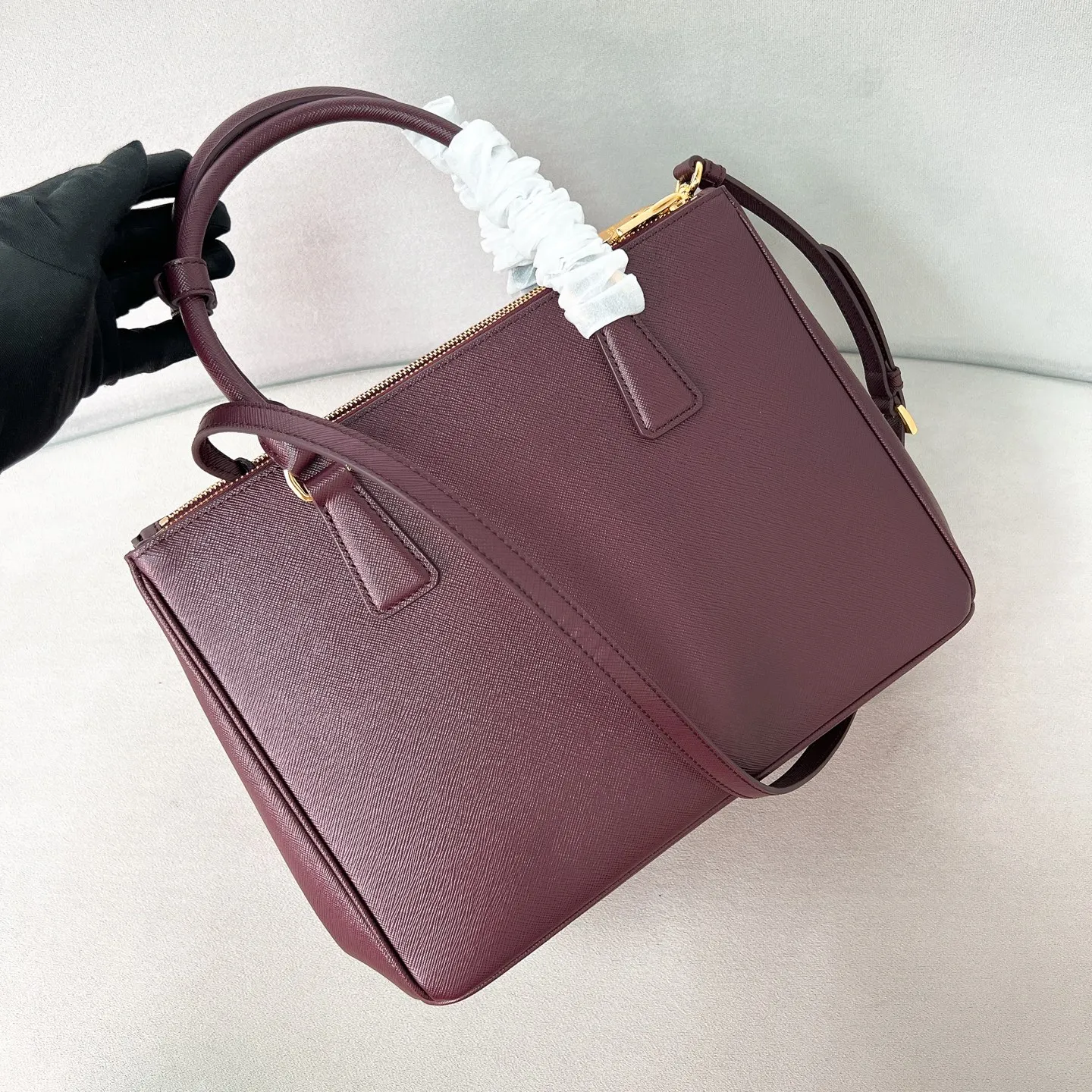 💰2040✨New Killer Bag✨P Classic Galleria Saffiano Leather Handbag - "Killer Bag" 1Ba274 People who understand fashion love killer bags. The bag should look like a killer bag. Carefully crafted with Saffiano cross pattern imported from Italy. Minimalist and capable bag shape with triangular metal lettering logo. Double zipper design. The main bag in the middle has a large capacity. Double handles and detachable shoulder straps make it portable or shoulder-wearable. Side snap closure adds elegance and elegance to the bag body. Size 32*24*13.5 Burgundy color