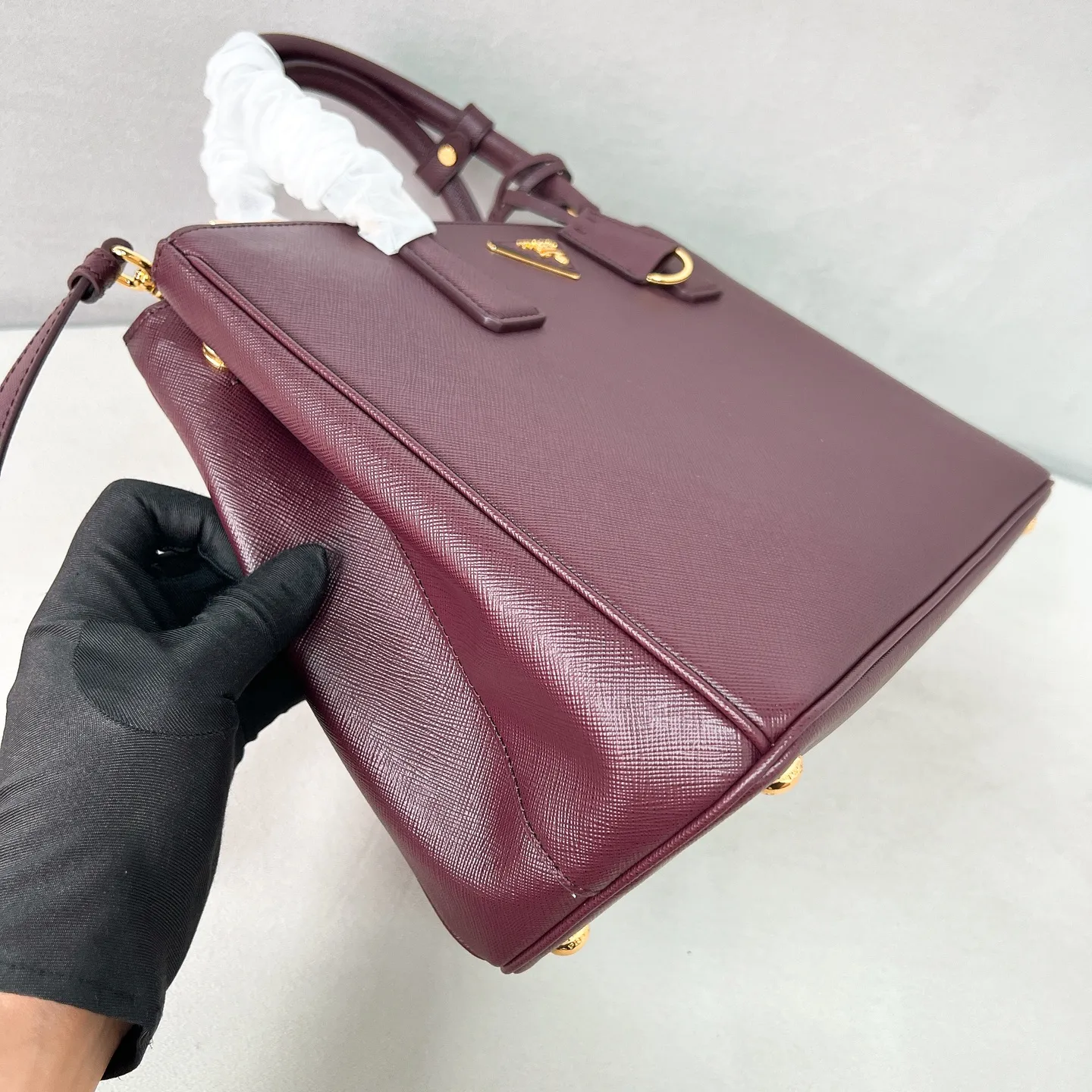 💰2040✨New Killer Bag✨P Classic Galleria Saffiano Leather Handbag - "Killer Bag" 1Ba274 People who understand fashion love killer bags. The bag should look like a killer bag. Carefully crafted with Saffiano cross pattern imported from Italy. Minimalist and capable bag shape with triangular metal lettering logo. Double zipper design. The main bag in the middle has a large capacity. Double handles and detachable shoulder straps make it portable or shoulder-wearable. Side snap closure adds elegance and elegance to the bag body. Size 32*24*13.5 Burgundy color