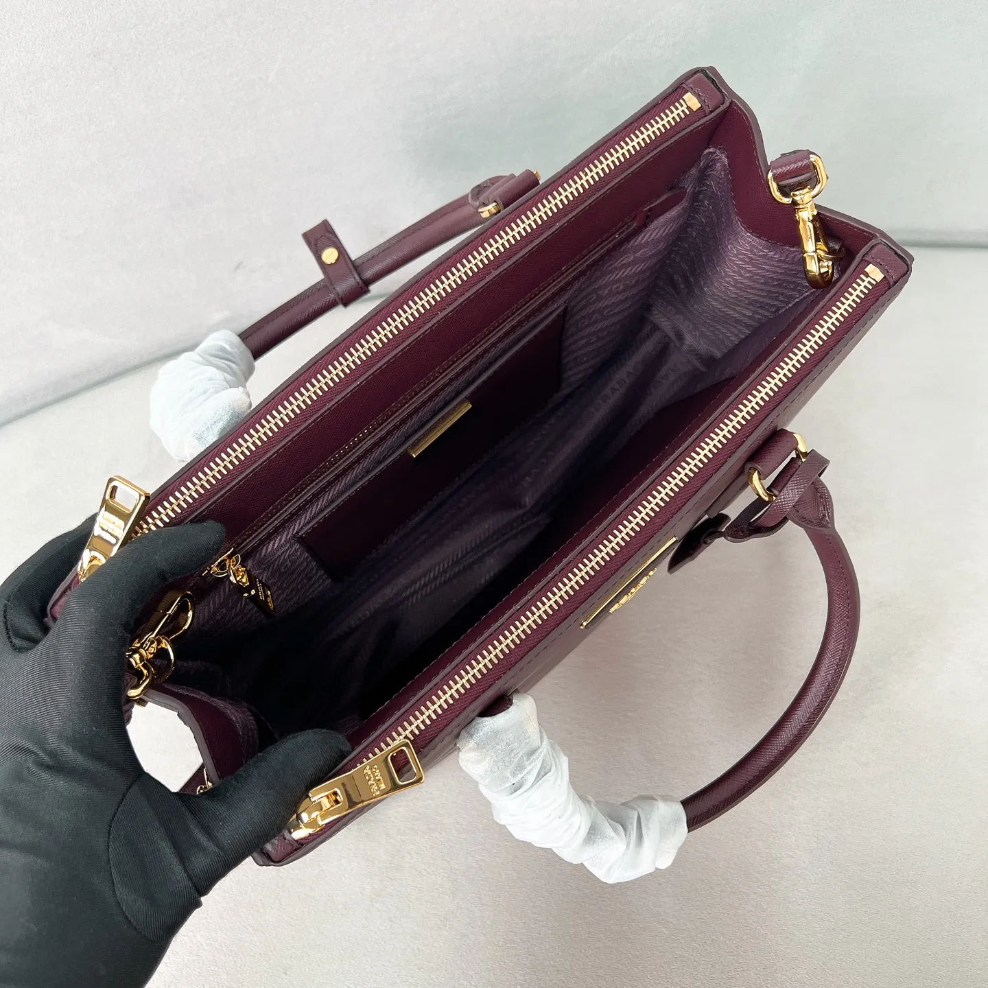 💰2040✨New Killer Bag✨P Classic Galleria Saffiano Leather Handbag - "Killer Bag" 1Ba274 People who understand fashion love killer bags. The bag should look like a killer bag. Carefully crafted with Saffiano cross pattern imported from Italy. Minimalist and capable bag shape with triangular metal lettering logo. Double zipper design. The main bag in the middle has a large capacity. Double handles and detachable shoulder straps make it portable or shoulder-wearable. Side snap closure adds elegance and elegance to the bag body. Size 32*24*13.5 Burgundy color