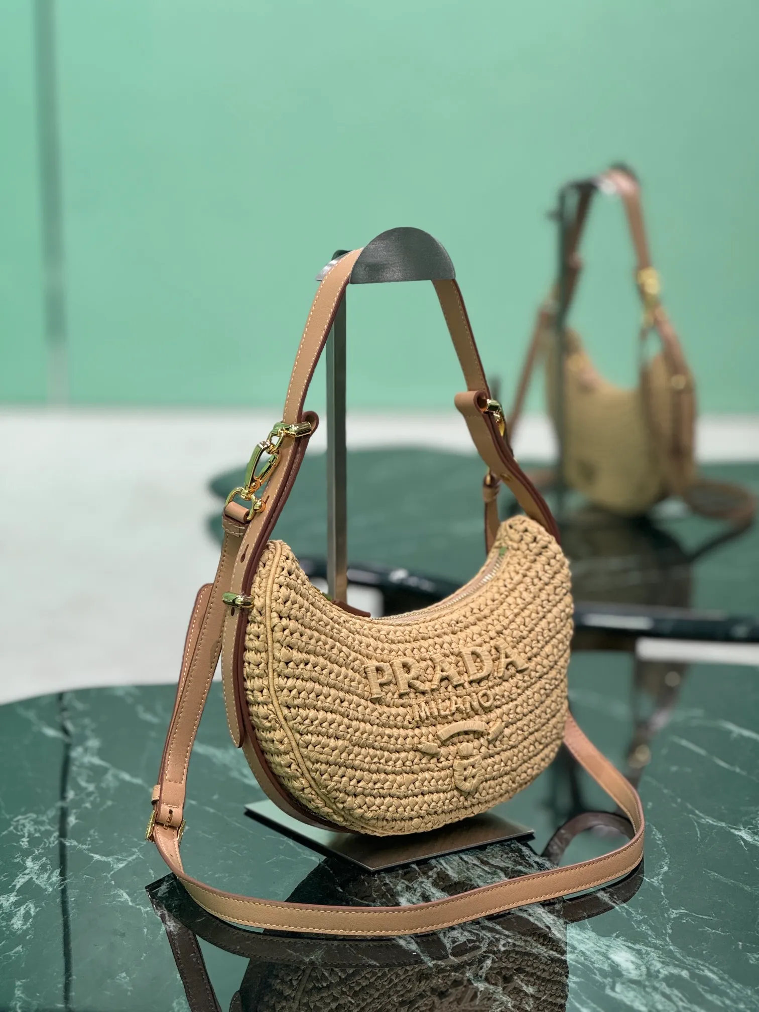 💰1700🌟The new woven moon bag features a half-moon silhouette with curves and charm, and the raffia fabric gives it structure and uniqueness. It has been reinterpreted with a more refined design, full of summer mood, and cleverly added details such as handles and detachable shoulder straps to create a variety of styles. Dimensions: length 6×height 18.5cm×width 22.5cm Style number: 1BC194