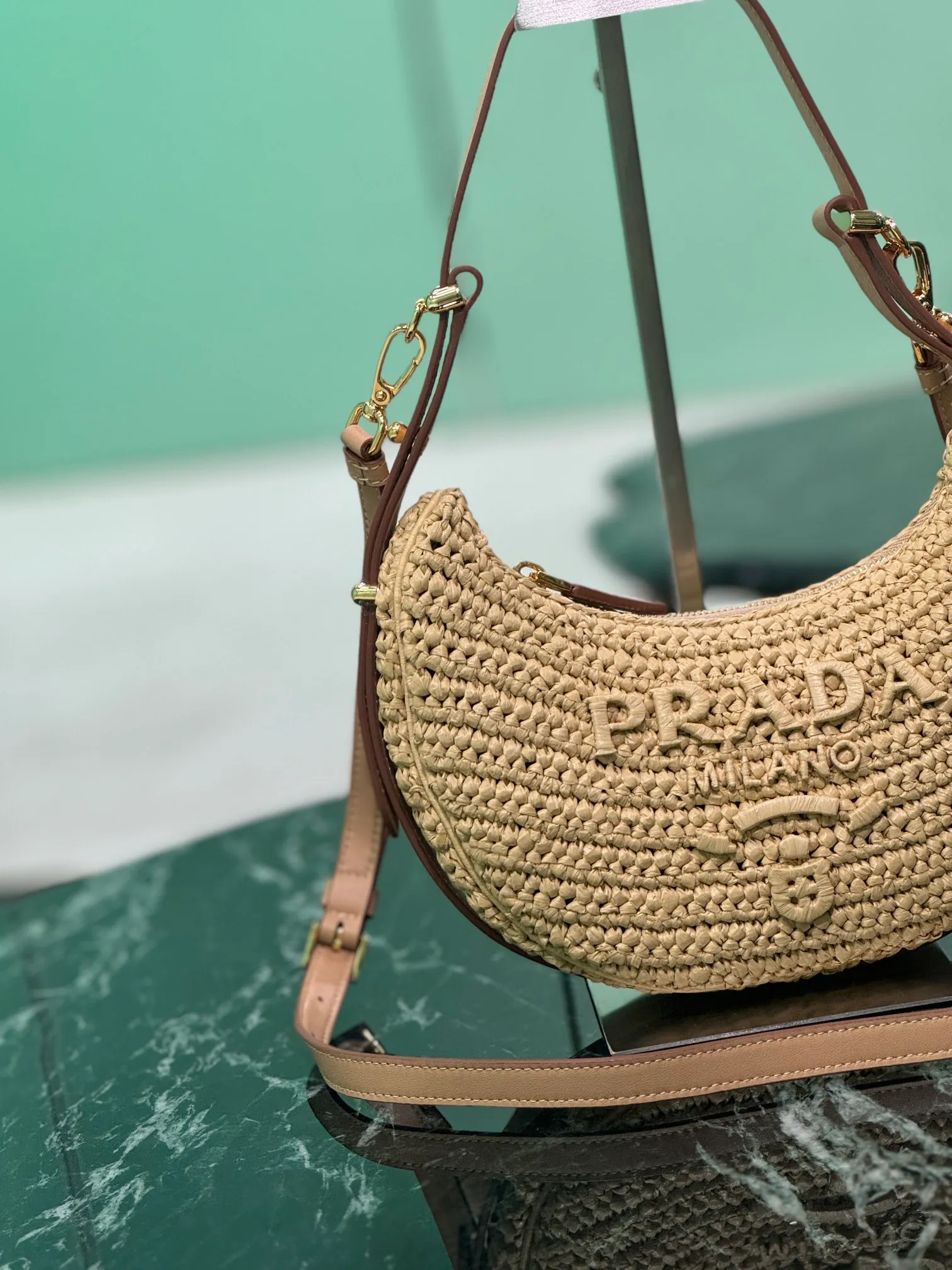 💰1700🌟The new woven moon bag features a half-moon silhouette with curves and charm, and the raffia fabric gives it structure and uniqueness. It has been reinterpreted with a more refined design, full of summer mood, and cleverly added details such as handles and detachable shoulder straps to create a variety of styles. Dimensions: length 6×height 18.5cm×width 22.5cm Style number: 1BC194
