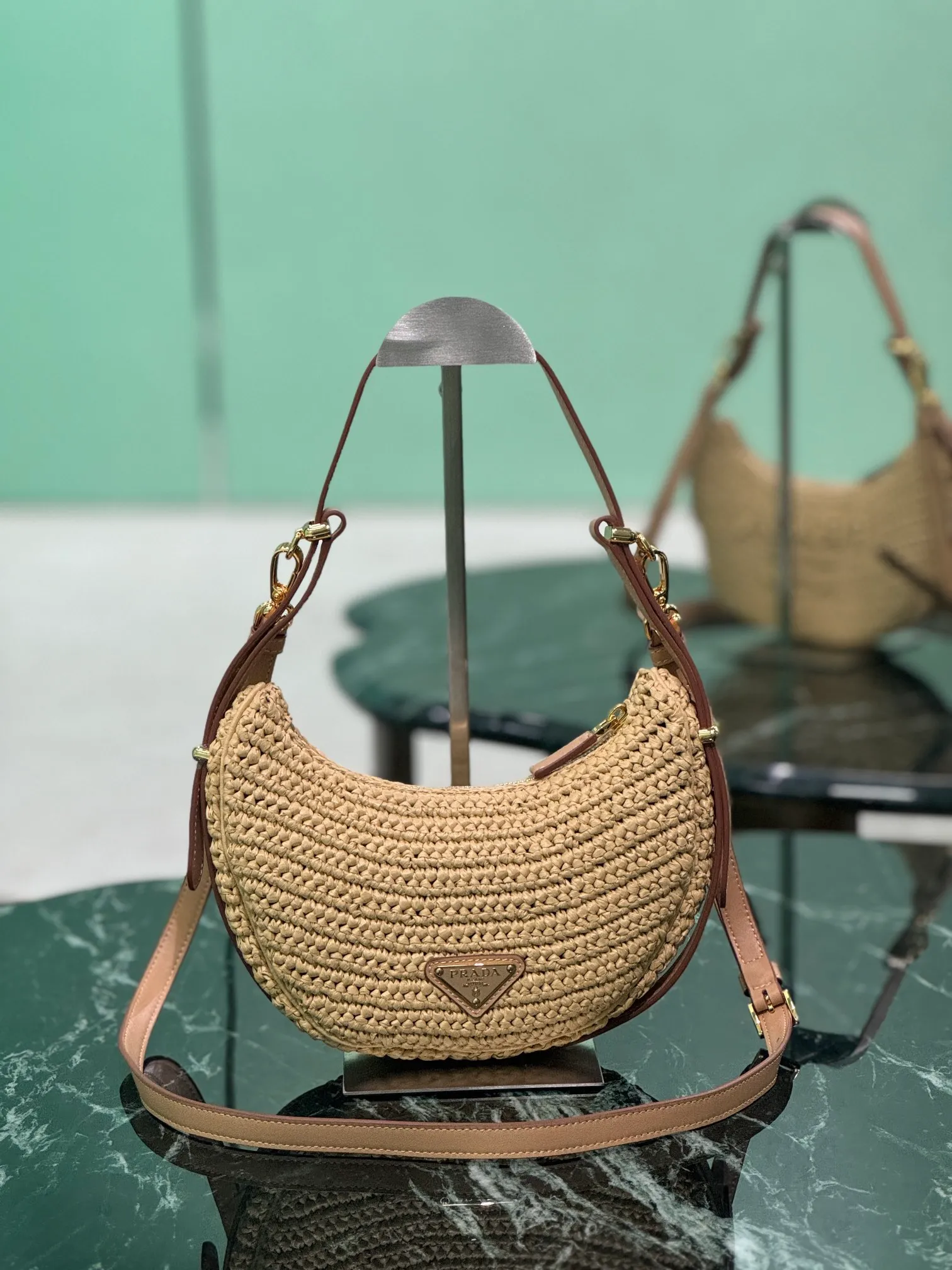 💰1700🌟The new woven moon bag features a half-moon silhouette with curves and charm, and the raffia fabric gives it structure and uniqueness. It has been reinterpreted with a more refined design, full of summer mood, and cleverly added details such as handles and detachable shoulder straps to create a variety of styles. Dimensions: length 6×height 18.5cm×width 22.5cm Style number: 1BC194