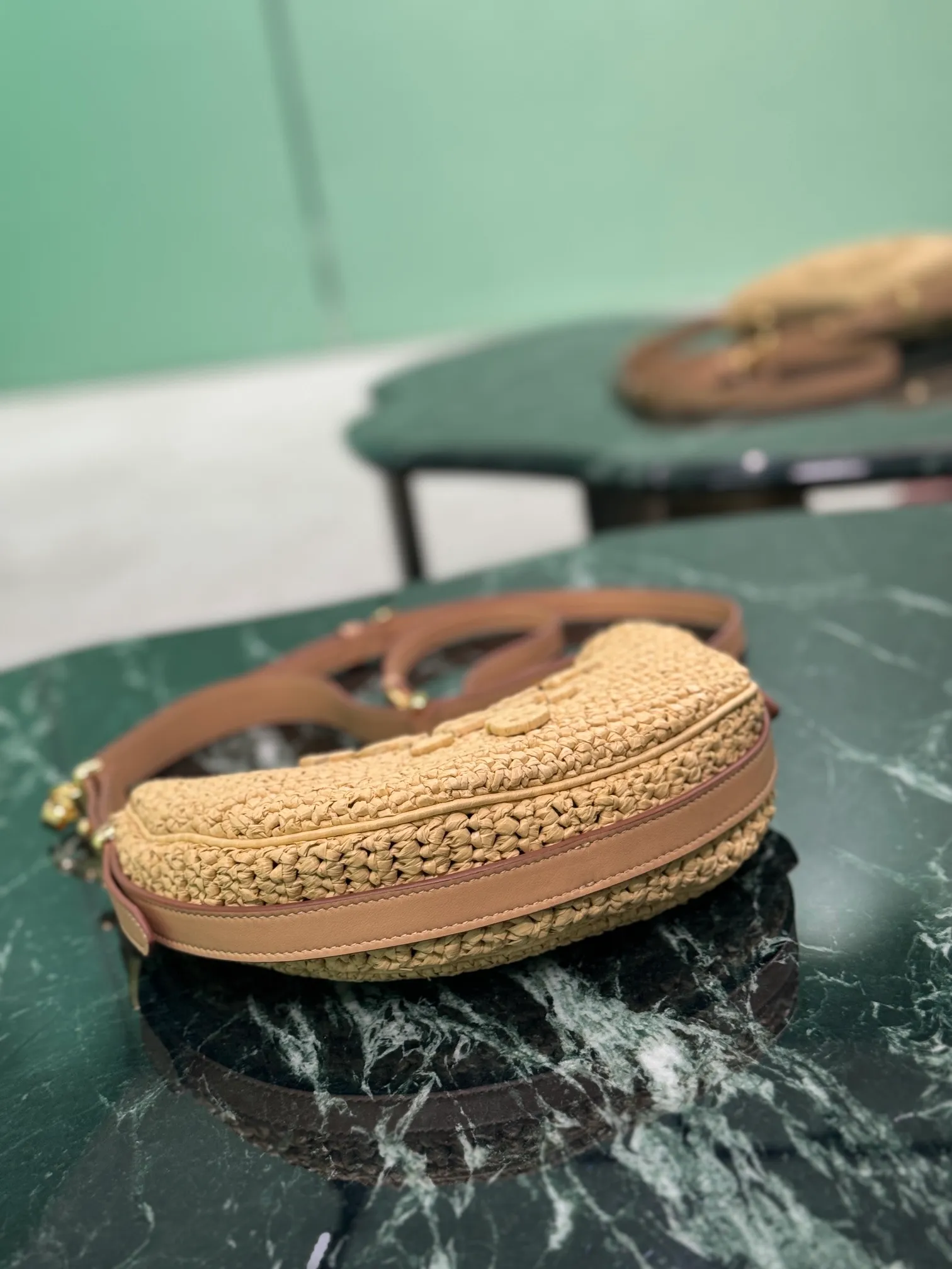 💰1700🌟The new woven moon bag features a half-moon silhouette with curves and charm, and the raffia fabric gives it structure and uniqueness. It has been reinterpreted with a more refined design, full of summer mood, and cleverly added details such as handles and detachable shoulder straps to create a variety of styles. Dimensions: length 6×height 18.5cm×width 22.5cm Style number: 1BC194