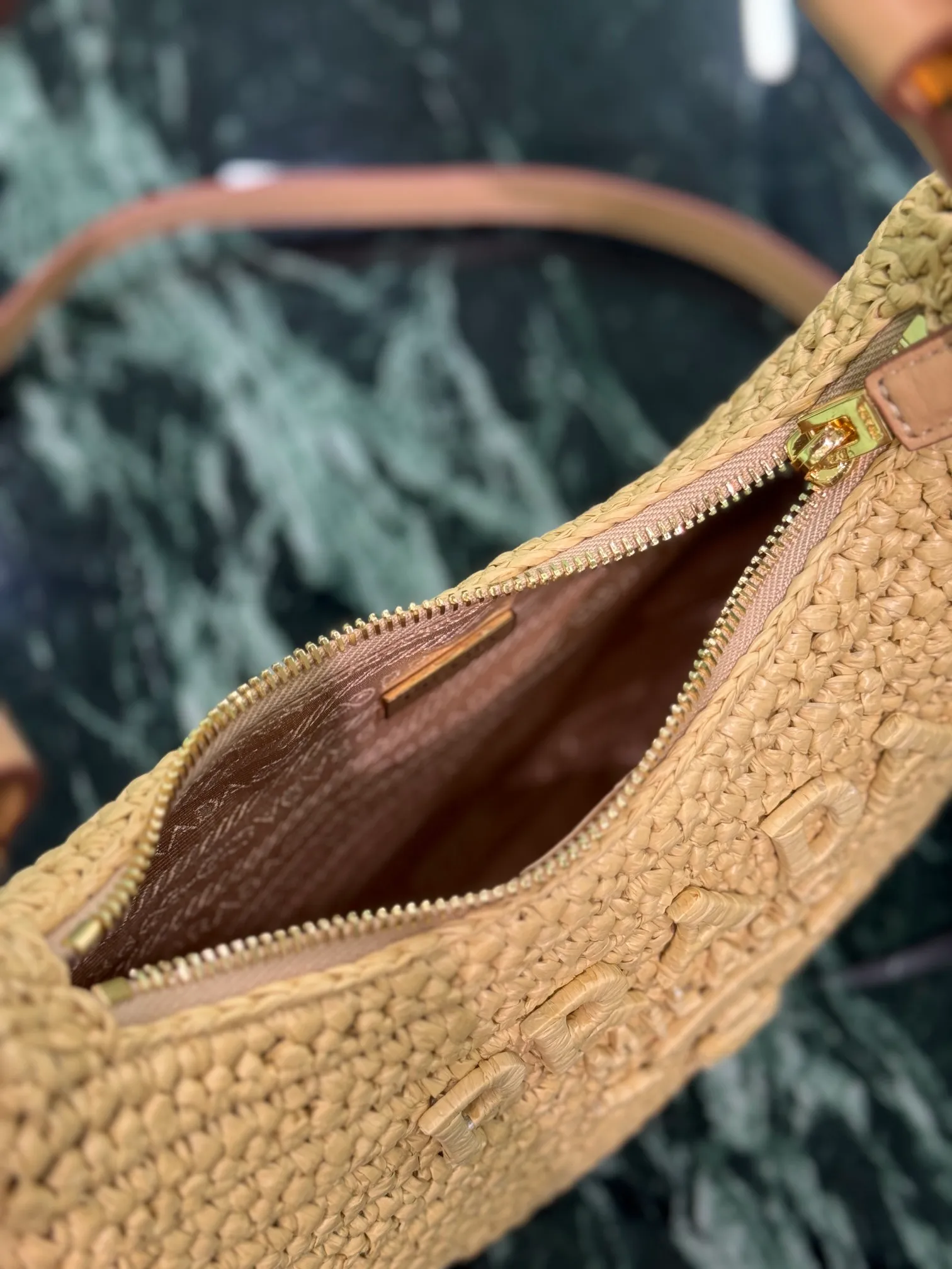 💰1700🌟The new woven moon bag features a half-moon silhouette with curves and charm, and the raffia fabric gives it structure and uniqueness. It has been reinterpreted with a more refined design, full of summer mood, and cleverly added details such as handles and detachable shoulder straps to create a variety of styles. Dimensions: length 6×height 18.5cm×width 22.5cm Style number: 1BC194