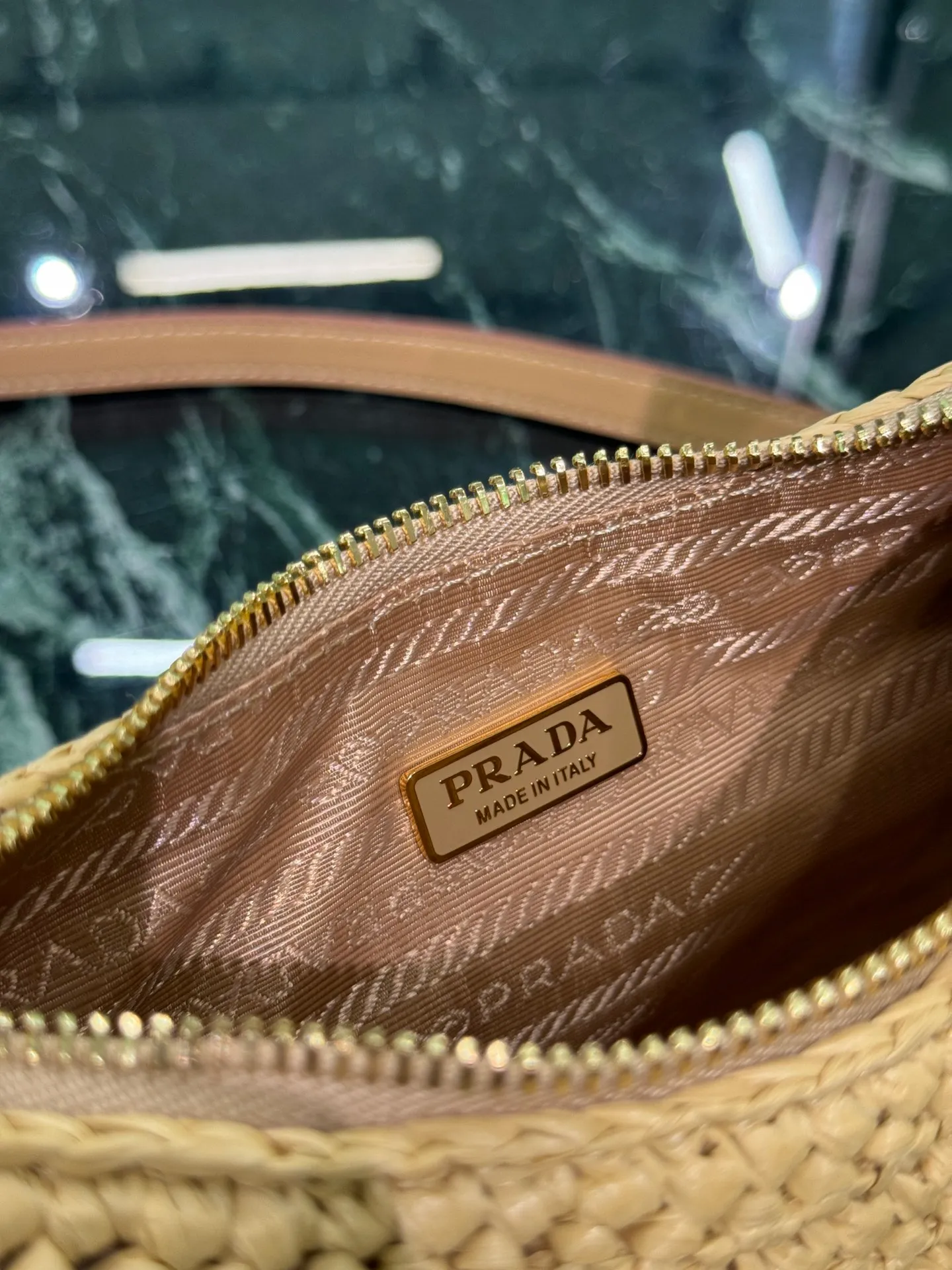 💰1700🌟The new woven moon bag features a half-moon silhouette with curves and charm, and the raffia fabric gives it structure and uniqueness. It has been reinterpreted with a more refined design, full of summer mood, and cleverly added details such as handles and detachable shoulder straps to create a variety of styles. Dimensions: length 6×height 18.5cm×width 22.5cm Style number: 1BC194