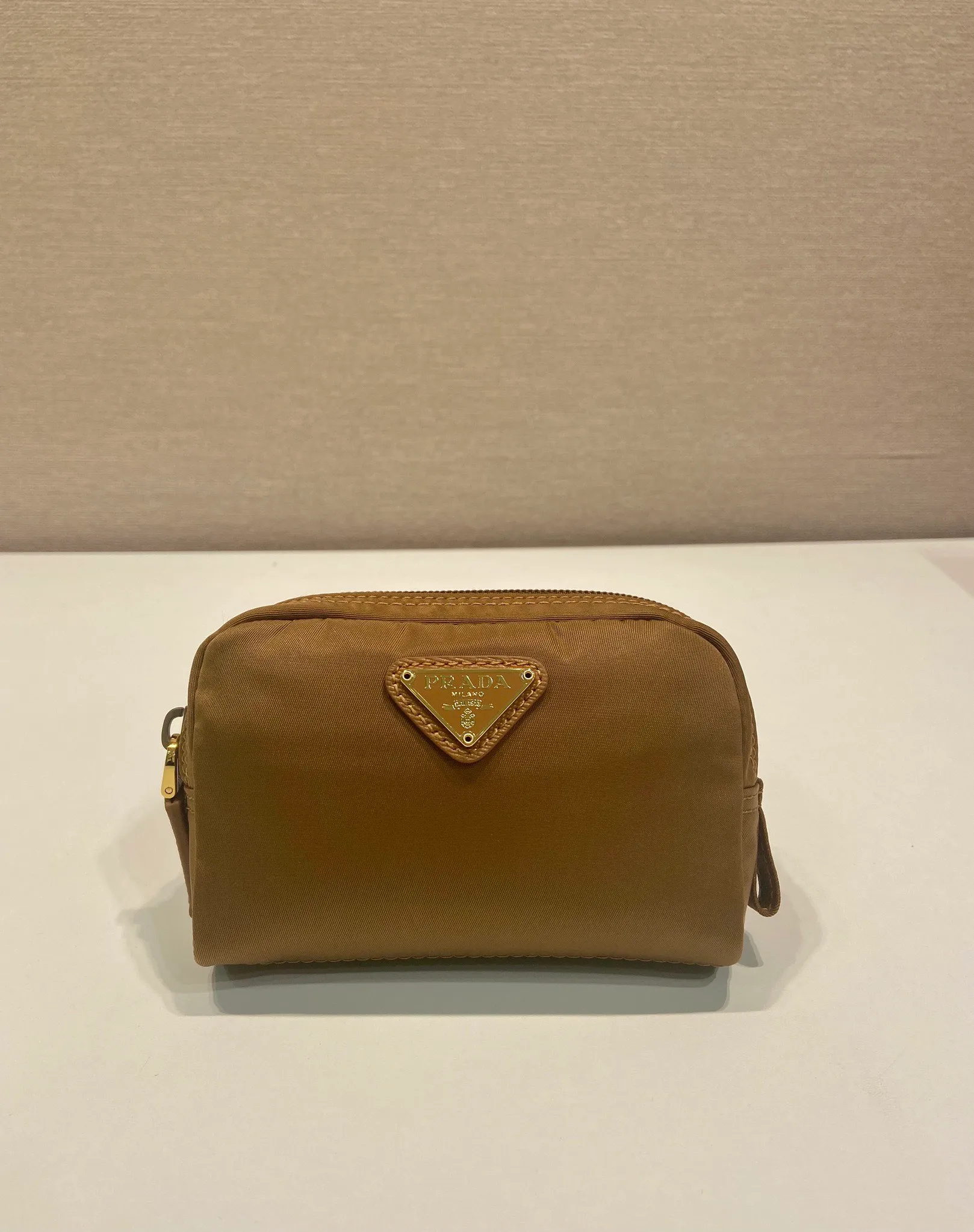 💰280🎉Small clutch🎉1NA339 new color🎉🎉 This clutch is made of innovative Prada Re-Nylon regenerated nylon. The bag has a zipper design, the inner pocket is equipped with a zipper pocket, top-grade hardware, large capacity space, cards/car keys🔑/lipstick💄/all no problem, babies, the little handbag you have been longing for has arrived👏👏 Length 12x Height 8x Bottom 3.5cm🎉🎉🎉👏👏👏