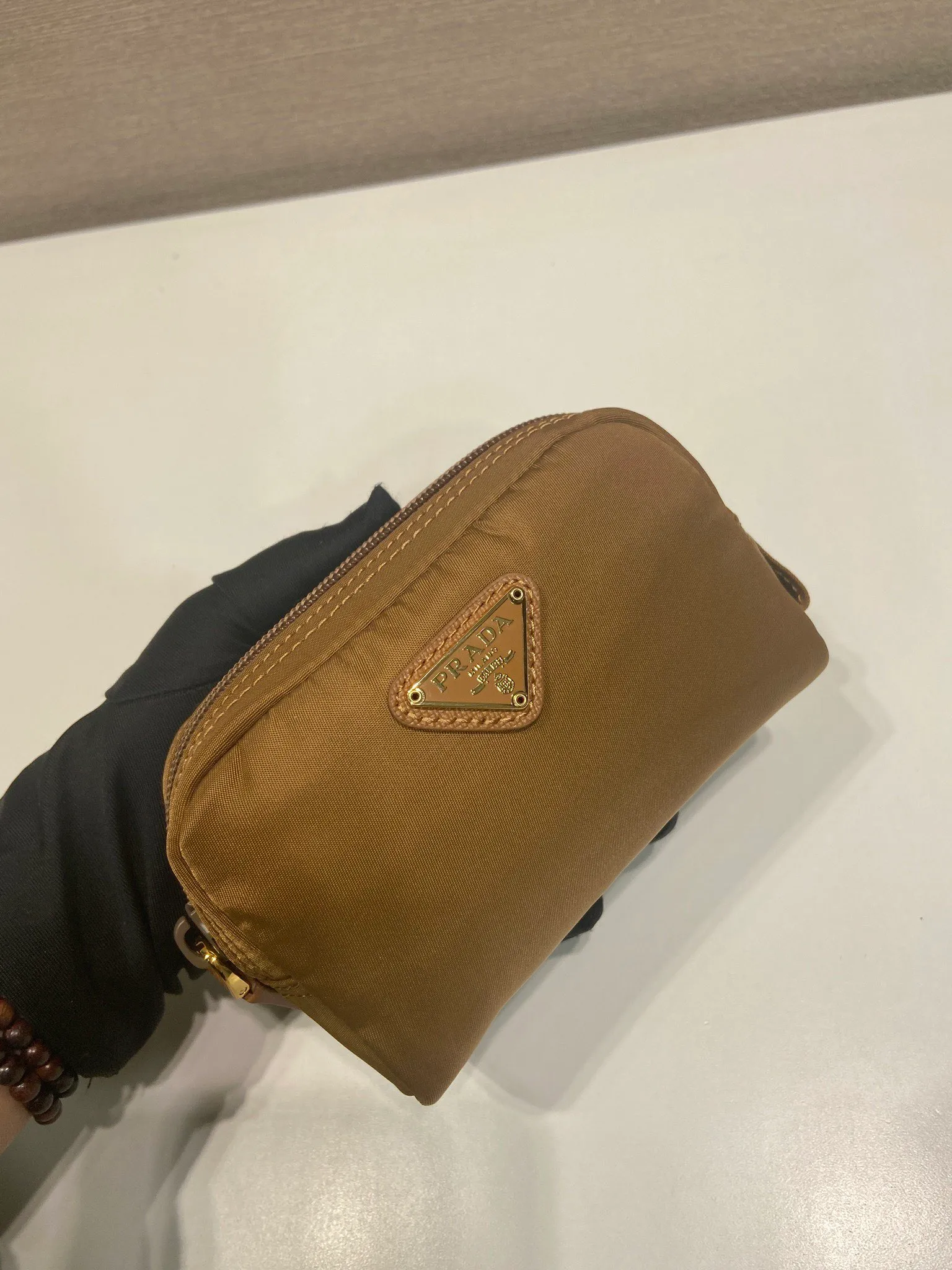 💰280🎉Small clutch🎉1NA339 new color🎉🎉 This clutch is made of innovative Prada Re-Nylon regenerated nylon. The bag has a zipper design, the inner pocket is equipped with a zipper pocket, top-grade hardware, large capacity space, cards/car keys🔑/lipstick💄/all no problem, babies, the little handbag you have been longing for has arrived👏👏 Length 12x Height 8x Bottom 3.5cm🎉🎉🎉👏👏👏