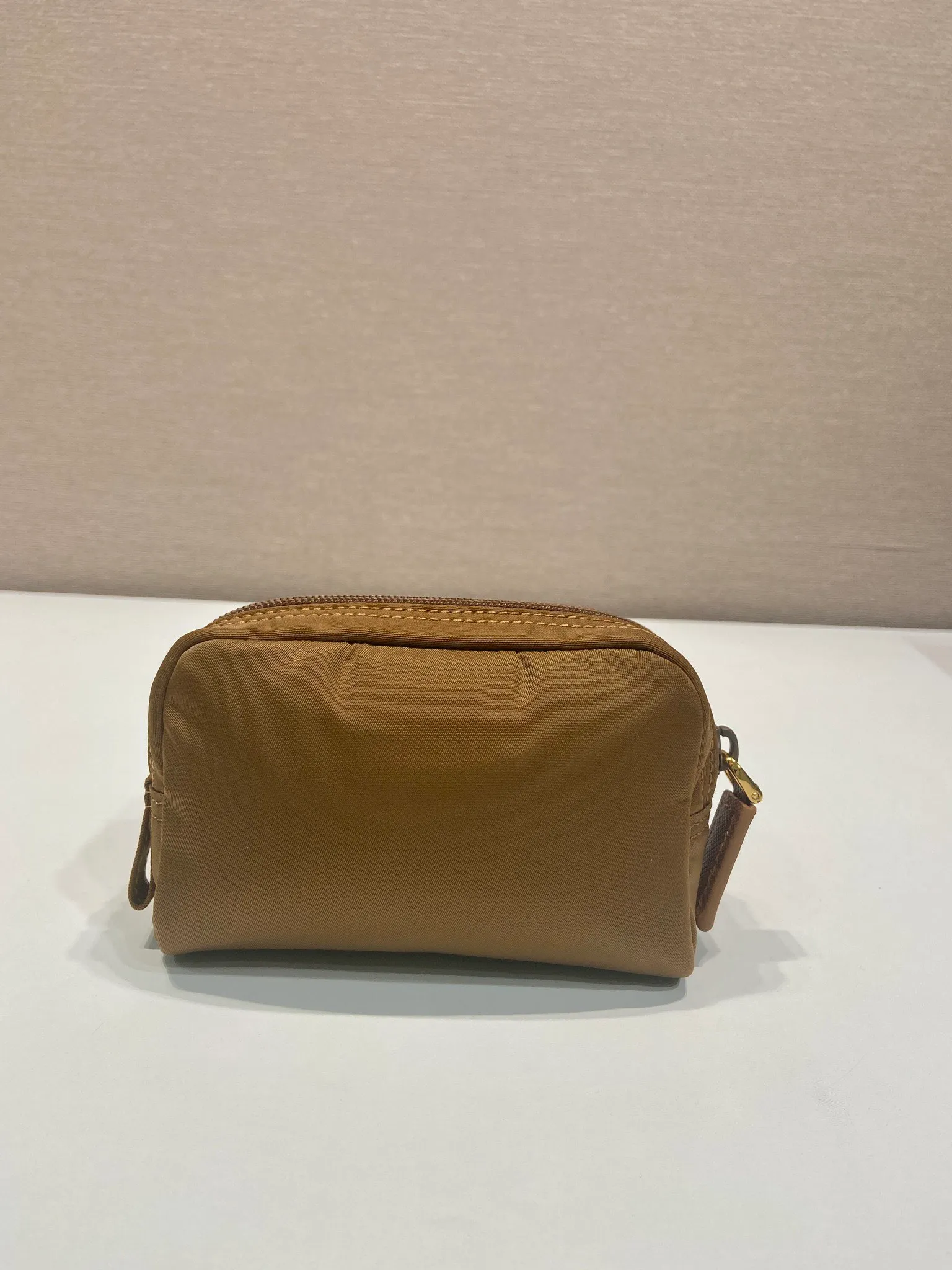 💰280🎉Small clutch🎉1NA339 new color🎉🎉 This clutch is made of innovative Prada Re-Nylon regenerated nylon. The bag has a zipper design, the inner pocket is equipped with a zipper pocket, top-grade hardware, large capacity space, cards/car keys🔑/lipstick💄/all no problem, babies, the little handbag you have been longing for has arrived👏👏 Length 12x Height 8x Bottom 3.5cm🎉🎉🎉👏👏👏