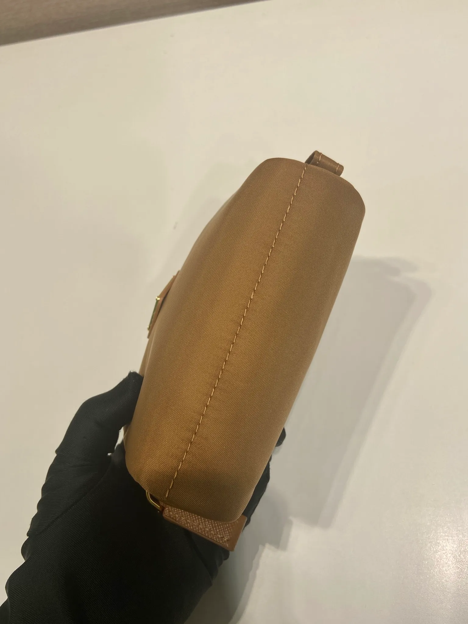 💰280🎉Small clutch🎉1NA339 new color🎉🎉 This clutch is made of innovative Prada Re-Nylon regenerated nylon. The bag has a zipper design, the inner pocket is equipped with a zipper pocket, top-grade hardware, large capacity space, cards/car keys🔑/lipstick💄/all no problem, babies, the little handbag you have been longing for has arrived👏👏 Length 12x Height 8x Bottom 3.5cm🎉🎉🎉👏👏👏