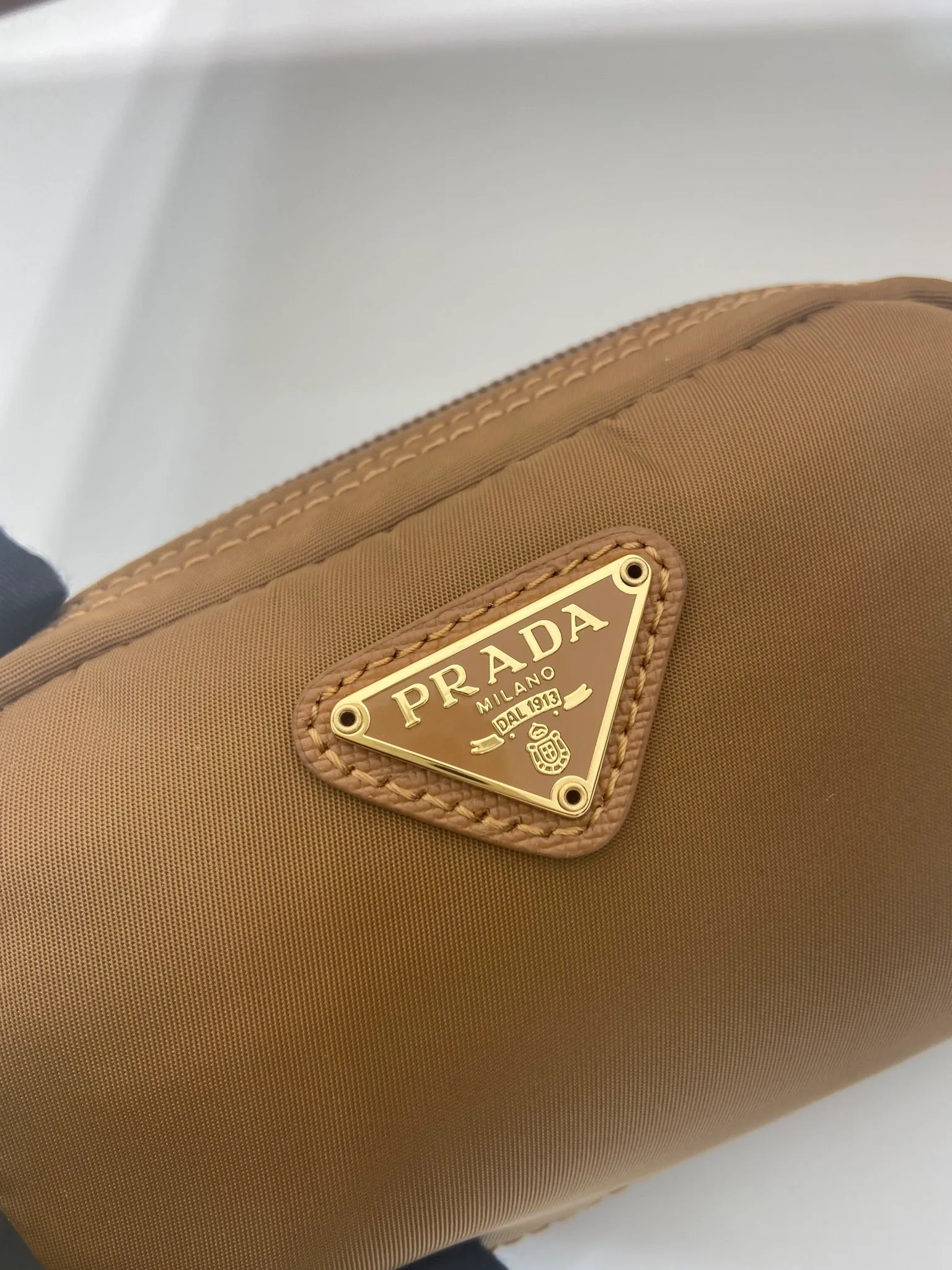 💰280🎉Small clutch🎉1NA339 new color🎉🎉 This clutch is made of innovative Prada Re-Nylon regenerated nylon. The bag has a zipper design, the inner pocket is equipped with a zipper pocket, top-grade hardware, large capacity space, cards/car keys🔑/lipstick💄/all no problem, babies, the little handbag you have been longing for has arrived👏👏 Length 12x Height 8x Bottom 3.5cm🎉🎉🎉👏👏👏