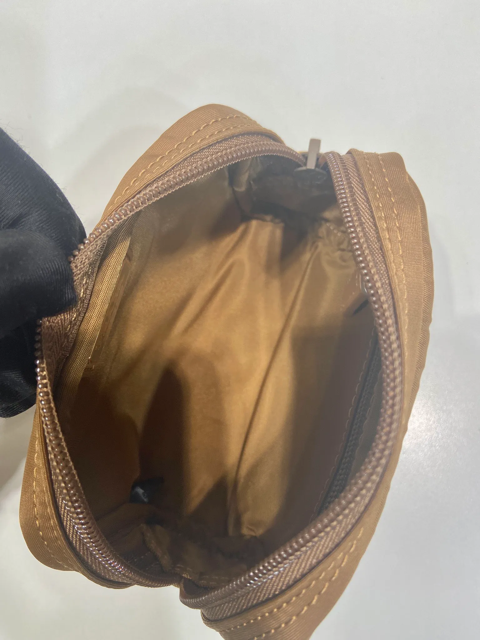 💰280🎉Small clutch🎉1NA339 new color🎉🎉 This clutch is made of innovative Prada Re-Nylon regenerated nylon. The bag has a zipper design, the inner pocket is equipped with a zipper pocket, top-grade hardware, large capacity space, cards/car keys🔑/lipstick💄/all no problem, babies, the little handbag you have been longing for has arrived👏👏 Length 12x Height 8x Bottom 3.5cm🎉🎉🎉👏👏👏