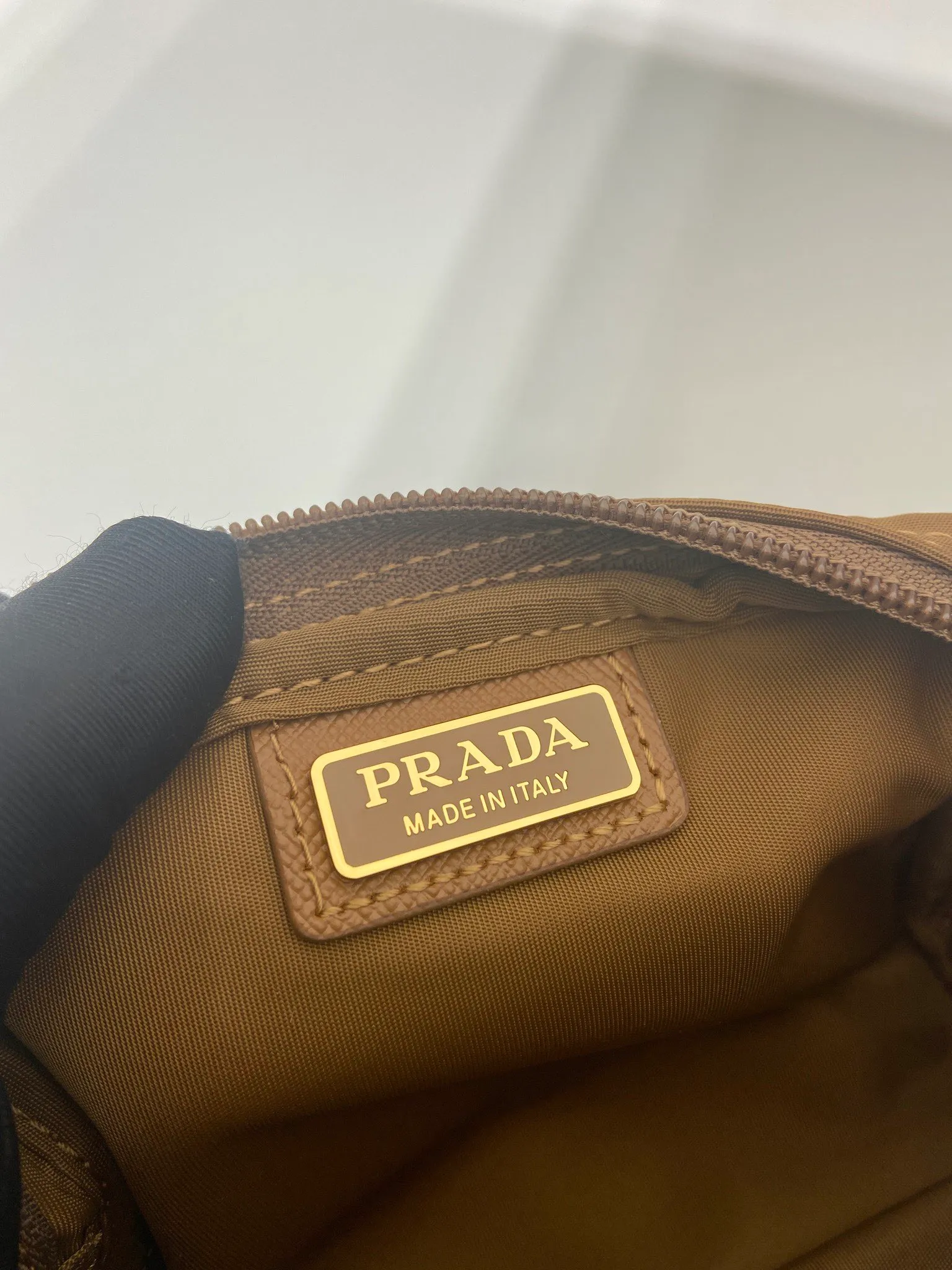 💰280🎉Small clutch🎉1NA339 new color🎉🎉 This clutch is made of innovative Prada Re-Nylon regenerated nylon. The bag has a zipper design, the inner pocket is equipped with a zipper pocket, top-grade hardware, large capacity space, cards/car keys🔑/lipstick💄/all no problem, babies, the little handbag you have been longing for has arrived👏👏 Length 12x Height 8x Bottom 3.5cm🎉🎉🎉👏👏👏