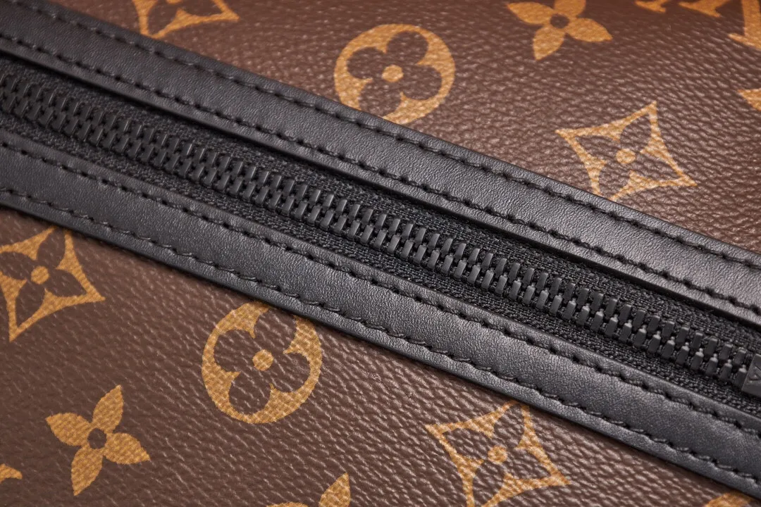 P¥860👉nfc dynamic chip version👈【Top inspection-free all-steel hardware】This Archy medium messenger bag is made of Monogram Macassar canvas and leather trim, and then uses leather corners and trim to highlight its elegant style. There's plenty of room for a 15-inch laptop, and the detachable and adjustable jacquard shoulder strap is embellished with the Louis Vuitton logo. Monogram Macassar coated canvas - cowhide leather trim - fabric lining - metal hardware - magnetic flap closure - zippered back pocket - internal patch pocket - padded internal compartment - shoulder strap: non-detachable, adjustable! ! Model: M46328; Size: 35x24x8CM