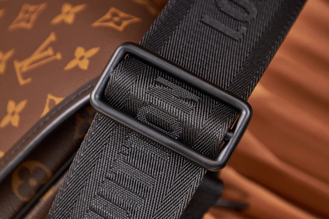 P¥860👉nfc dynamic chip version👈【Top inspection-free all-steel hardware】This Archy medium messenger bag is made of Monogram Macassar canvas and leather trim, and then uses leather corners and trim to highlight its elegant style. There's plenty of room for a 15-inch laptop, and the detachable and adjustable jacquard shoulder strap is embellished with the Louis Vuitton logo. Monogram Macassar coated canvas - cowhide leather trim - fabric lining - metal hardware - magnetic flap closure - zippered back pocket - internal patch pocket - padded internal compartment - shoulder strap: non-detachable, adjustable! ! Model: M46328; Size: 35x24x8CM