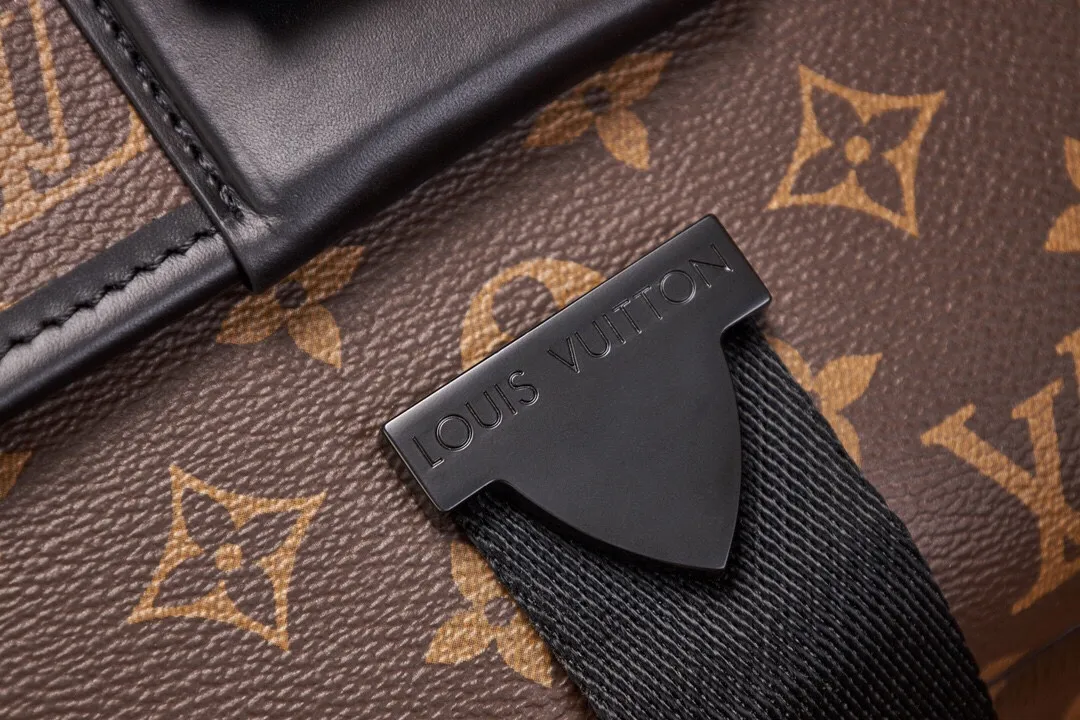 P¥860👉nfc dynamic chip version👈【Top inspection-free all-steel hardware】This Archy medium messenger bag is made of Monogram Macassar canvas and leather trim, and then uses leather corners and trim to highlight its elegant style. There's plenty of room for a 15-inch laptop, and the detachable and adjustable jacquard shoulder strap is embellished with the Louis Vuitton logo. Monogram Macassar coated canvas - cowhide leather trim - fabric lining - metal hardware - magnetic flap closure - zippered back pocket - internal patch pocket - padded internal compartment - shoulder strap: non-detachable, adjustable! ! Model: M46328; Size: 35x24x8CM