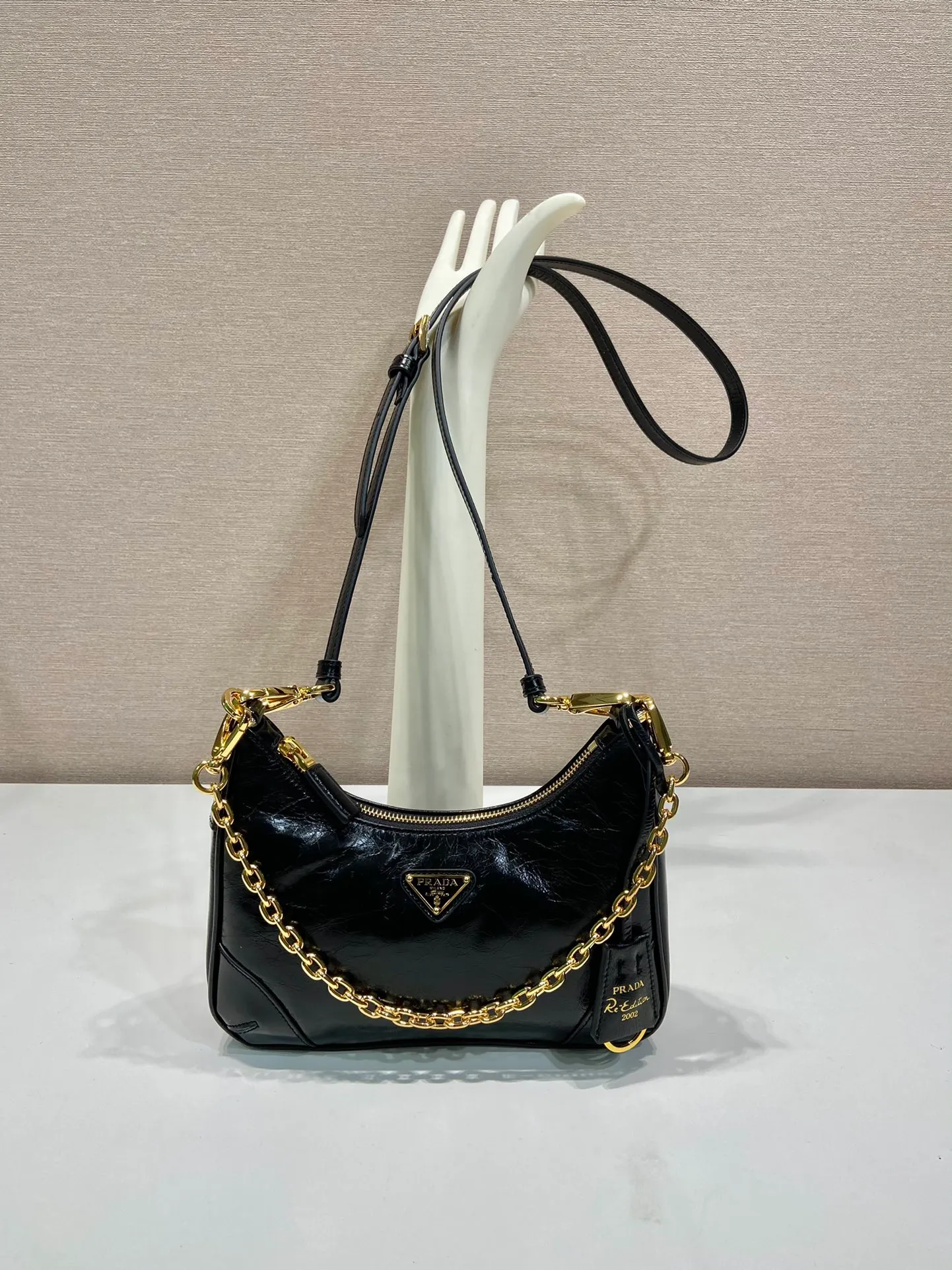 💰1300🎉Oiled wax leather Hobo🎉1BC204B handbag/underarm bag/crossbody bag This Hobo handbag/underarm bag/crossbody bag is very functional, three uses in one bag, perfect🎉🎉 Made of imported oiled cowhide leather, it looks fashionable and elegant. The shoulder straps can be adjusted and switched at any time😘😘The upper body effect is beautiful, convenient and practical🎉🎉Hurry up and get it👏👏 Length 23x Height 17x Bottom 6.5cm