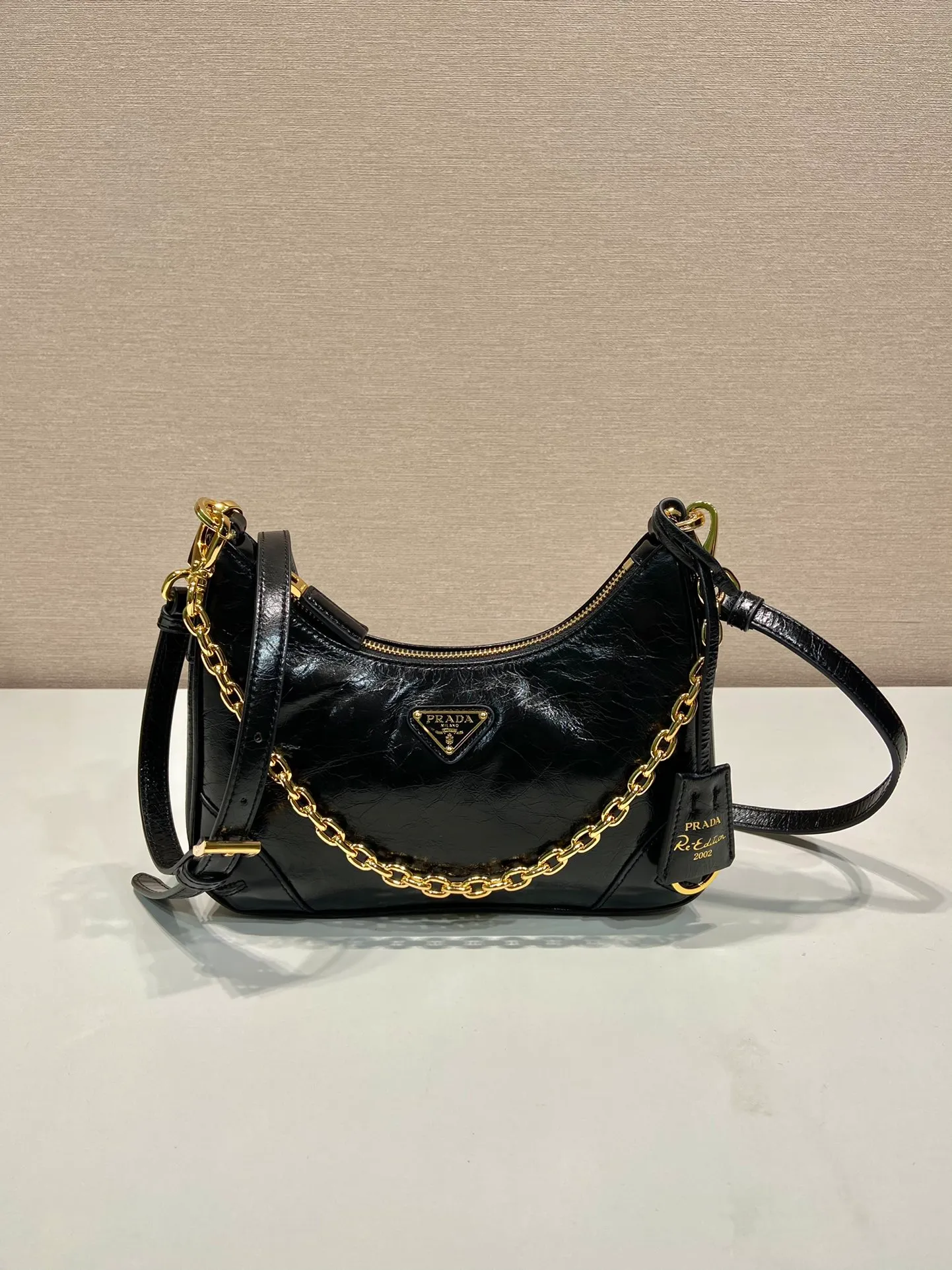 💰1300🎉Oiled wax leather Hobo🎉1BC204B handbag/underarm bag/crossbody bag This Hobo handbag/underarm bag/crossbody bag is very functional, three uses in one bag, perfect🎉🎉 Made of imported oiled cowhide leather, it looks fashionable and elegant. The shoulder straps can be adjusted and switched at any time😘😘The upper body effect is beautiful, convenient and practical🎉🎉Hurry up and get it👏👏 Length 23x Height 17x Bottom 6.5cm