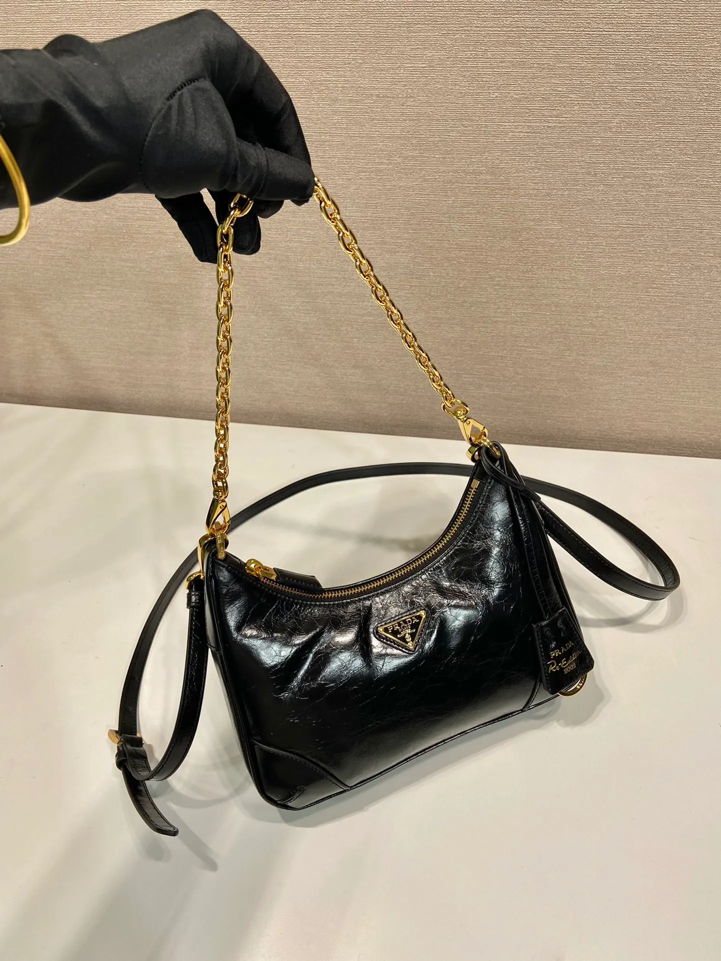 💰1300🎉Oiled wax leather Hobo🎉1BC204B handbag/underarm bag/crossbody bag This Hobo handbag/underarm bag/crossbody bag is very functional, three uses in one bag, perfect🎉🎉 Made of imported oiled cowhide leather, it looks fashionable and elegant. The shoulder straps can be adjusted and switched at any time😘😘The upper body effect is beautiful, convenient and practical🎉🎉Hurry up and get it👏👏 Length 23x Height 17x Bottom 6.5cm