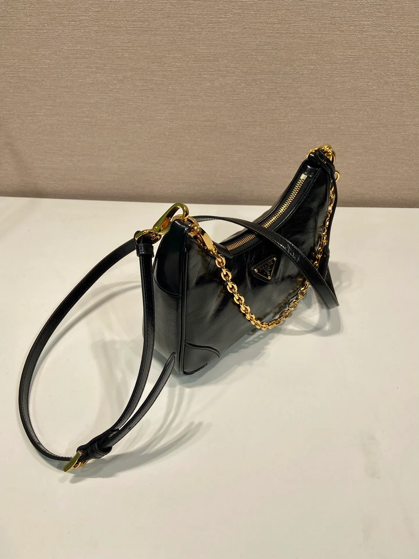 💰1300🎉Oiled wax leather Hobo🎉1BC204B handbag/underarm bag/crossbody bag This Hobo handbag/underarm bag/crossbody bag is very functional, three uses in one bag, perfect🎉🎉 Made of imported oiled cowhide leather, it looks fashionable and elegant. The shoulder straps can be adjusted and switched at any time😘😘The upper body effect is beautiful, convenient and practical🎉🎉Hurry up and get it👏👏 Length 23x Height 17x Bottom 6.5cm