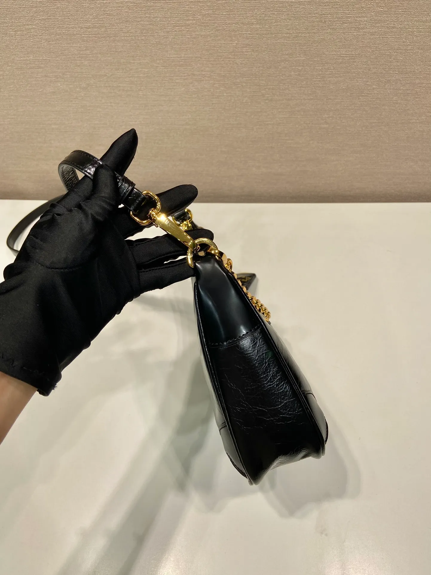 💰1300🎉Oiled wax leather Hobo🎉1BC204B handbag/underarm bag/crossbody bag This Hobo handbag/underarm bag/crossbody bag is very functional, three uses in one bag, perfect🎉🎉 Made of imported oiled cowhide leather, it looks fashionable and elegant. The shoulder straps can be adjusted and switched at any time😘😘The upper body effect is beautiful, convenient and practical🎉🎉Hurry up and get it👏👏 Length 23x Height 17x Bottom 6.5cm