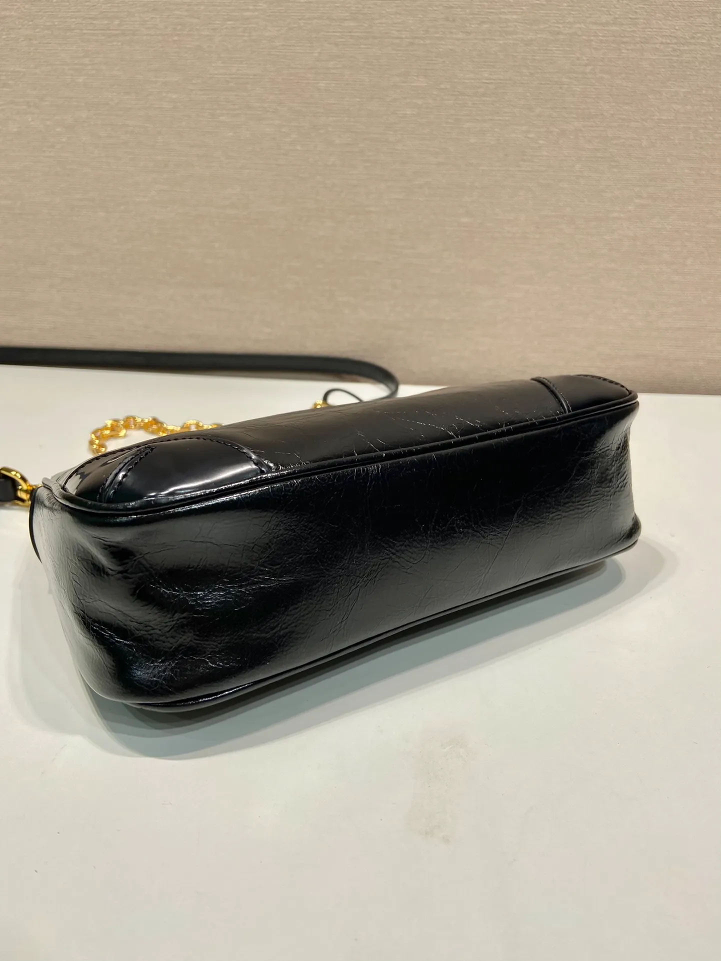💰1300🎉Oiled wax leather Hobo🎉1BC204B handbag/underarm bag/crossbody bag This Hobo handbag/underarm bag/crossbody bag is very functional, three uses in one bag, perfect🎉🎉 Made of imported oiled cowhide leather, it looks fashionable and elegant. The shoulder straps can be adjusted and switched at any time😘😘The upper body effect is beautiful, convenient and practical🎉🎉Hurry up and get it👏👏 Length 23x Height 17x Bottom 6.5cm