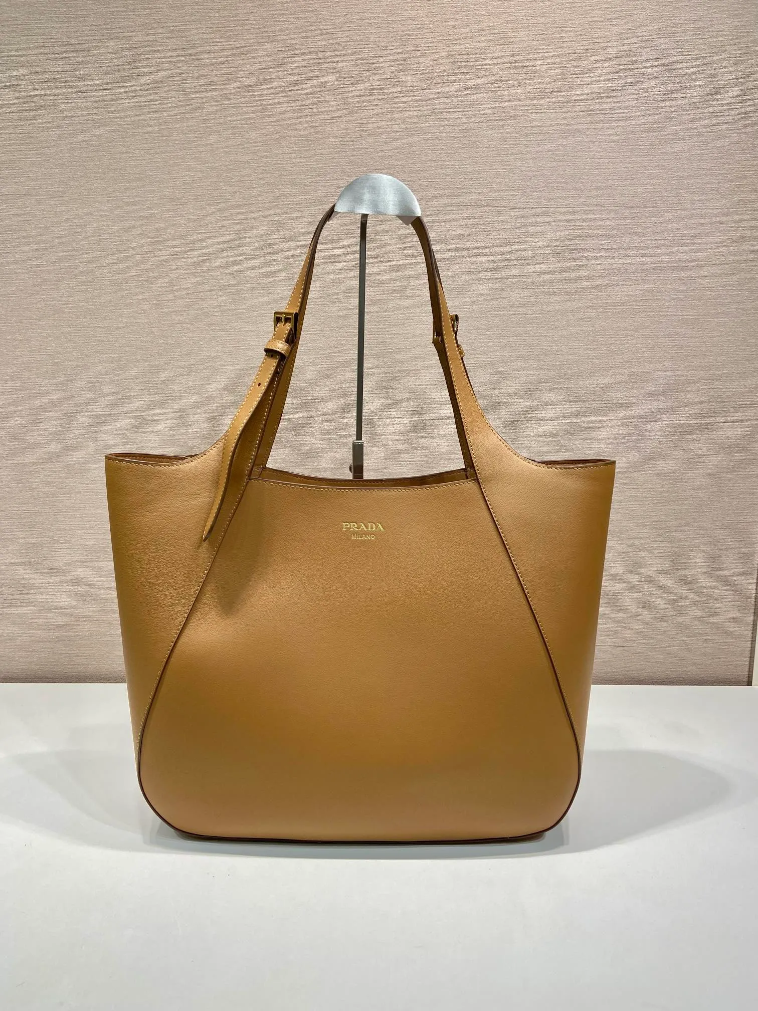 💰1860🎉New Tote Bag🎉1BG512🎉🎉 This Oversize Tote bag combines elegant charm and pragmatic personality. Paired with a convenient large opening, the soft grained leather outlines stylish and simple lines. Decorated with adjustable leather handles and embellished with stylish and modern metal buckle details, it highlights a classic style. The embossed letter logo on the front adds an elegant and sophisticated touch to the overall look. The capacity is large, so hurry up and get it, it is another popular style that will never go out of style🎉🎉 Length 37x Height 33x Bottom 9cm🎉🎉🎉👏👏👏