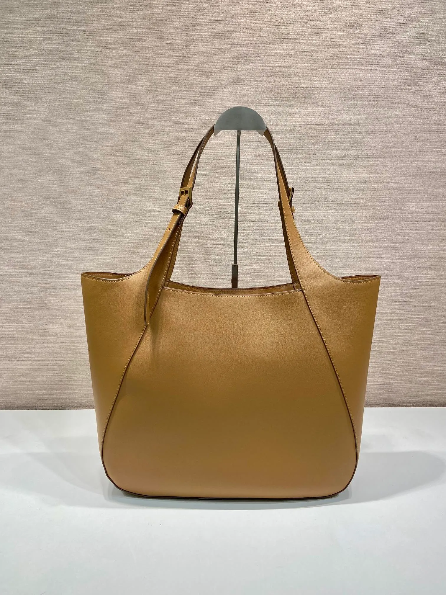 💰1860🎉New Tote Bag🎉1BG512🎉🎉 This Oversize Tote bag combines elegant charm and pragmatic personality. Paired with a convenient large opening, the soft grained leather outlines stylish and simple lines. Decorated with adjustable leather handles and embellished with stylish and modern metal buckle details, it highlights a classic style. The embossed letter logo on the front adds an elegant and sophisticated touch to the overall look. The capacity is large, so hurry up and get it, it is another popular style that will never go out of style🎉🎉 Length 37x Height 33x Bottom 9cm🎉🎉🎉👏👏👏