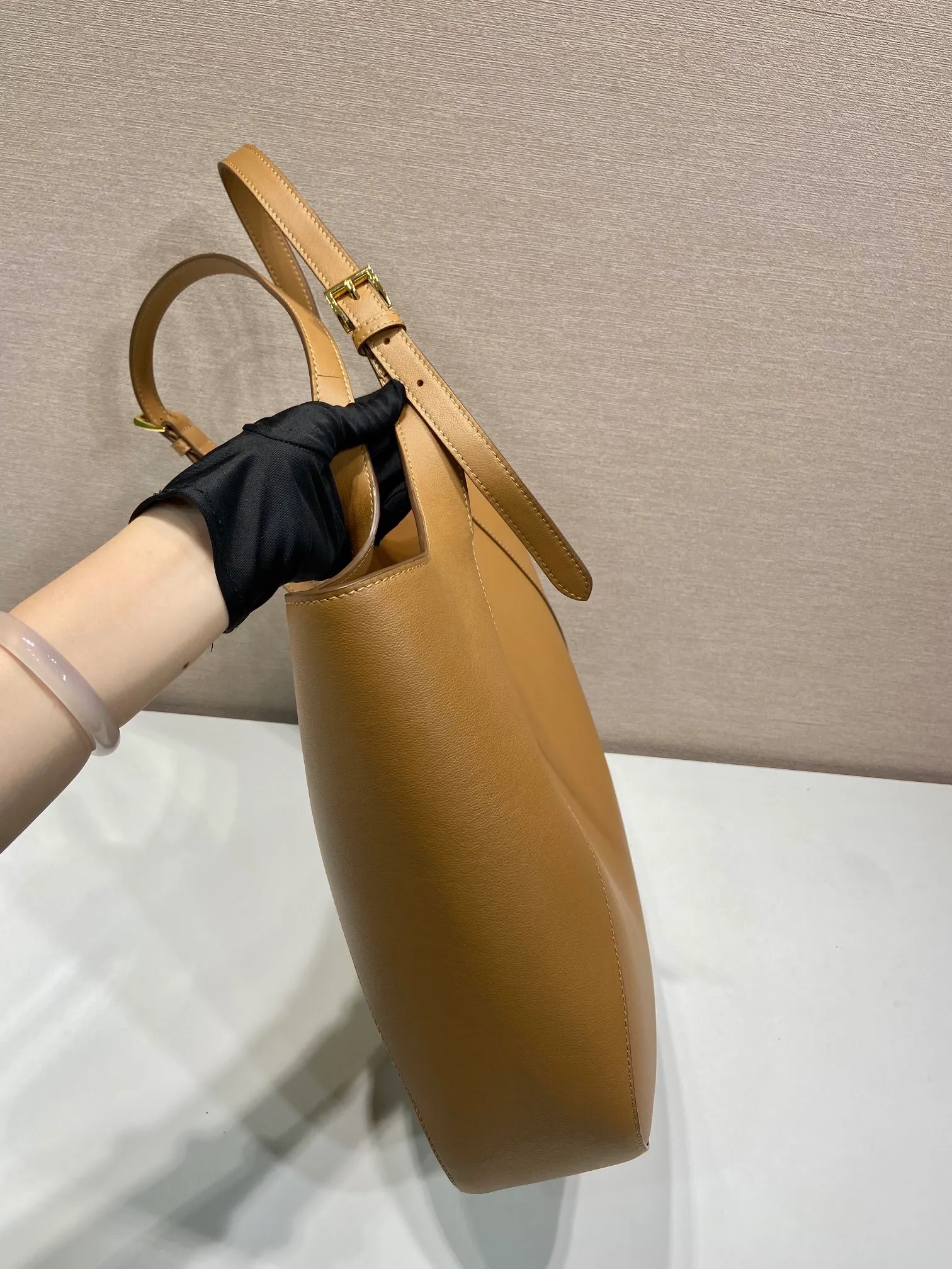 💰1860🎉New Tote Bag🎉1BG512🎉🎉 This Oversize Tote bag combines elegant charm and pragmatic personality. Paired with a convenient large opening, the soft grained leather outlines stylish and simple lines. Decorated with adjustable leather handles and embellished with stylish and modern metal buckle details, it highlights a classic style. The embossed letter logo on the front adds an elegant and sophisticated touch to the overall look. The capacity is large, so hurry up and get it, it is another popular style that will never go out of style🎉🎉 Length 37x Height 33x Bottom 9cm🎉🎉🎉👏👏👏
