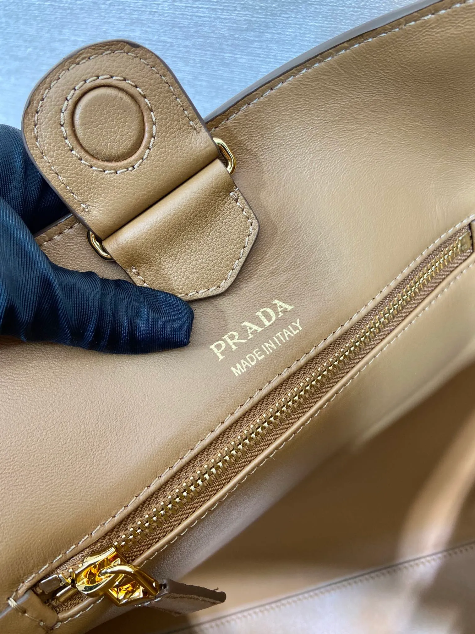 💰1860🎉New Tote Bag🎉1BG512🎉🎉 This Oversize Tote bag combines elegant charm and pragmatic personality. Paired with a convenient large opening, the soft grained leather outlines stylish and simple lines. Decorated with adjustable leather handles and embellished with stylish and modern metal buckle details, it highlights a classic style. The embossed letter logo on the front adds an elegant and sophisticated touch to the overall look. The capacity is large, so hurry up and get it, it is another popular style that will never go out of style🎉🎉 Length 37x Height 33x Bottom 9cm🎉🎉🎉👏👏👏