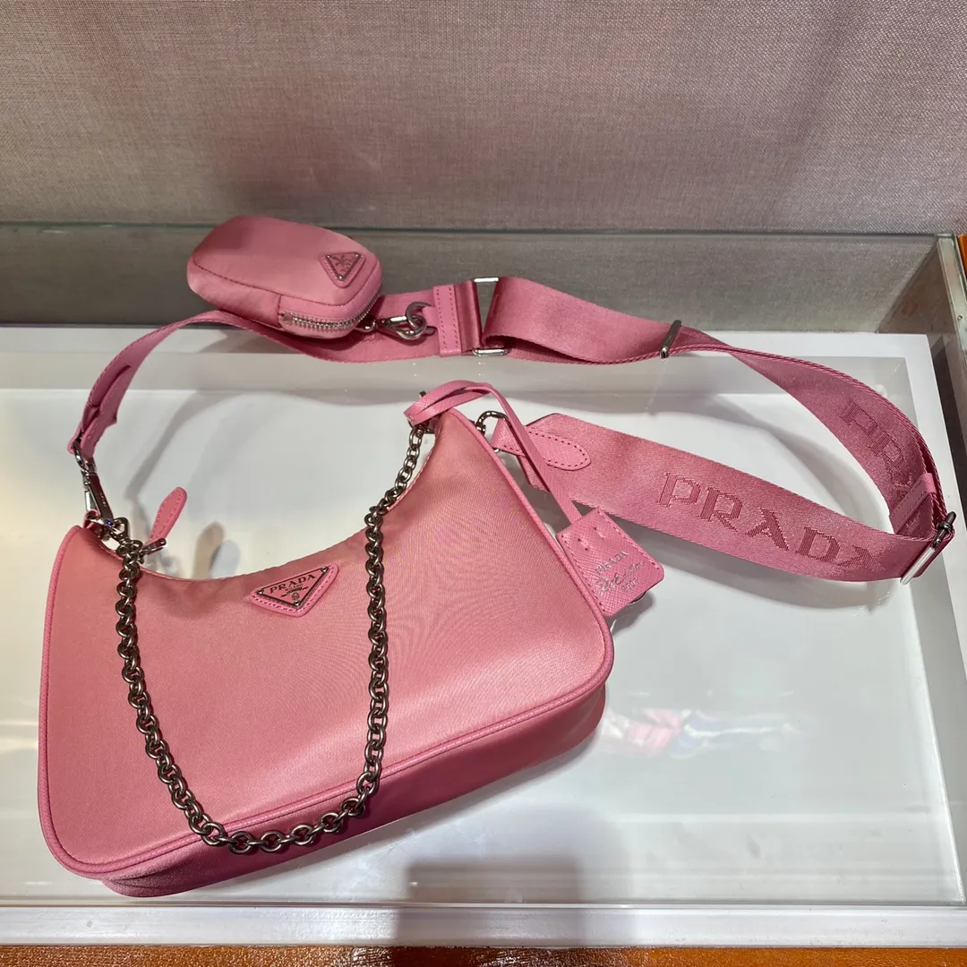 🎉New model 1BH204, nylon Hobo handbag/underarm bag😘😘Hobo, which is popular in the fashion circle due to the crazy cultivation of internet celebrity sisters, has a new model! 👏👏The design of this Hobo bag is great👍👍One bag with three uses😘😘waist bag/crossbody/single shoulder bag👍👍The handle is replaced by a chain. When the armpit bag is a little more sexy, it is also equipped with a long shoulder strap. What I love most is that the shoulder strap also has a small pendant (small bag), which can also be hung with other bags and pants as accessories. 🙊🙊There is no problem in matching various clothes in normal times😘😘Babies, hurry up and get it, it’s so beautiful🙊🙊Length 22X height 12x bottom 6cm👏👏👏💰💰💰 P1000