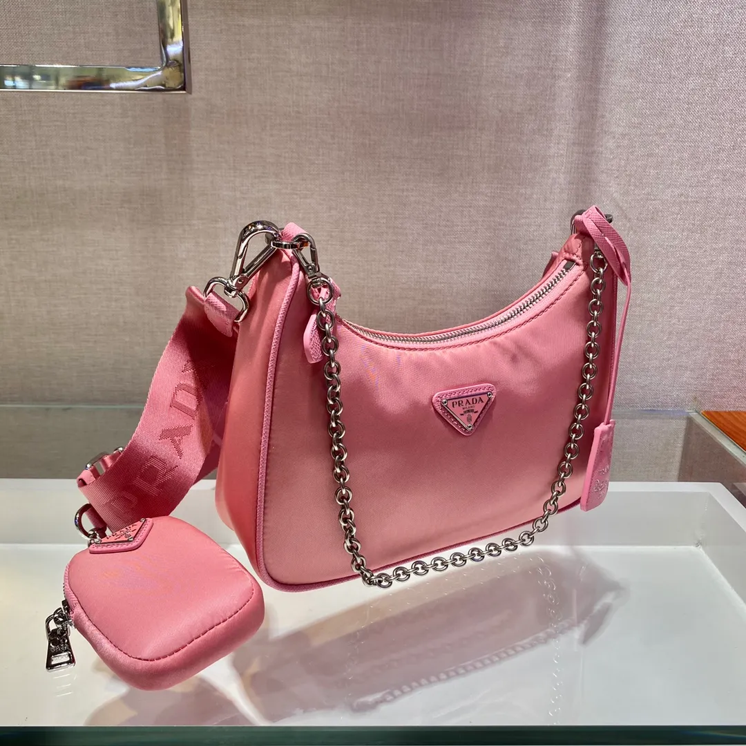 🎉New model 1BH204, nylon Hobo handbag/underarm bag😘😘Hobo, which is popular in the fashion circle due to the crazy cultivation of internet celebrity sisters, has a new model! 👏👏The design of this Hobo bag is great👍👍One bag with three uses😘😘waist bag/crossbody/single shoulder bag👍👍The handle is replaced by a chain. When the armpit bag is a little more sexy, it is also equipped with a long shoulder strap. What I love most is that the shoulder strap also has a small pendant (small bag), which can also be hung with other bags and pants as accessories. 🙊🙊There is no problem in matching various clothes in normal times😘😘Babies, hurry up and get it, it’s so beautiful🙊🙊Length 22X height 12x bottom 6cm👏👏👏💰💰💰 P1000