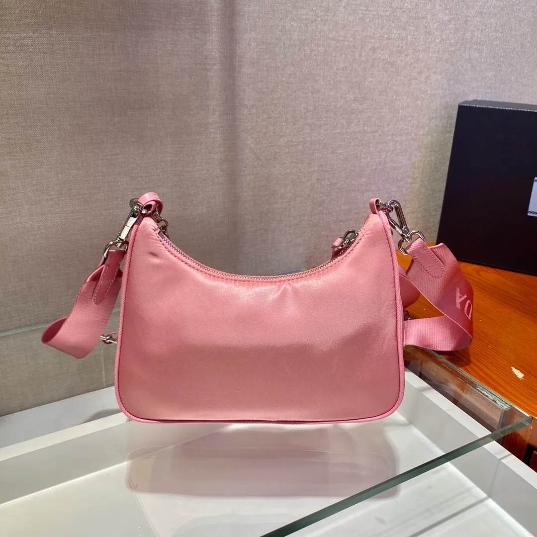 🎉New model 1BH204, nylon Hobo handbag/underarm bag😘😘Hobo, which is popular in the fashion circle due to the crazy cultivation of internet celebrity sisters, has a new model! 👏👏The design of this Hobo bag is great👍👍One bag with three uses😘😘waist bag/crossbody/single shoulder bag👍👍The handle is replaced by a chain. When the armpit bag is a little more sexy, it is also equipped with a long shoulder strap. What I love most is that the shoulder strap also has a small pendant (small bag), which can also be hung with other bags and pants as accessories. 🙊🙊There is no problem in matching various clothes in normal times😘😘Babies, hurry up and get it, it’s so beautiful🙊🙊Length 22X height 12x bottom 6cm👏👏👏💰💰💰 P1000