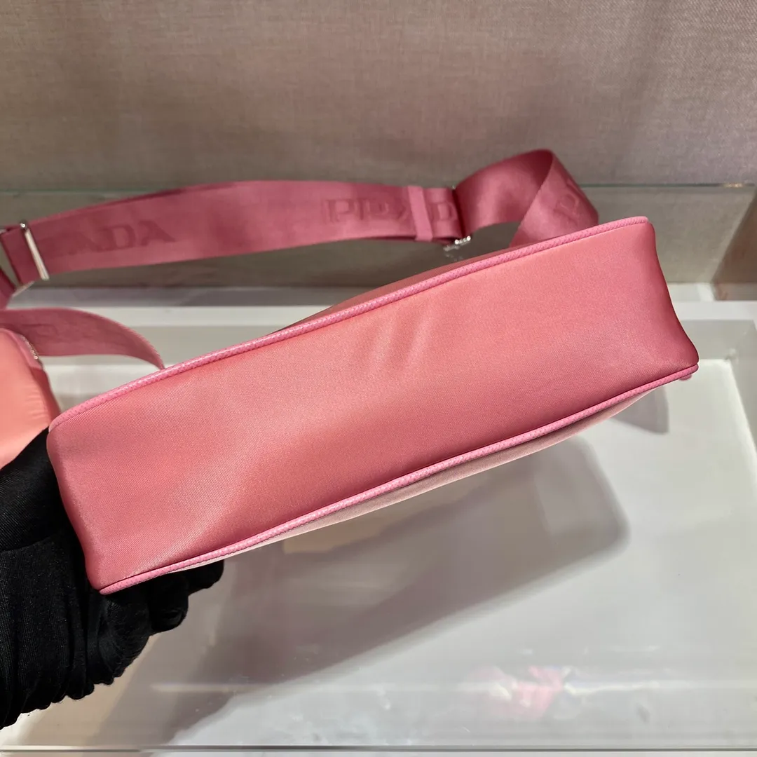 🎉New model 1BH204, nylon Hobo handbag/underarm bag😘😘Hobo, which is popular in the fashion circle due to the crazy cultivation of internet celebrity sisters, has a new model! 👏👏The design of this Hobo bag is great👍👍One bag with three uses😘😘waist bag/crossbody/single shoulder bag👍👍The handle is replaced by a chain. When the armpit bag is a little more sexy, it is also equipped with a long shoulder strap. What I love most is that the shoulder strap also has a small pendant (small bag), which can also be hung with other bags and pants as accessories. 🙊🙊There is no problem in matching various clothes in normal times😘😘Babies, hurry up and get it, it’s so beautiful🙊🙊Length 22X height 12x bottom 6cm👏👏👏💰💰💰 P1000