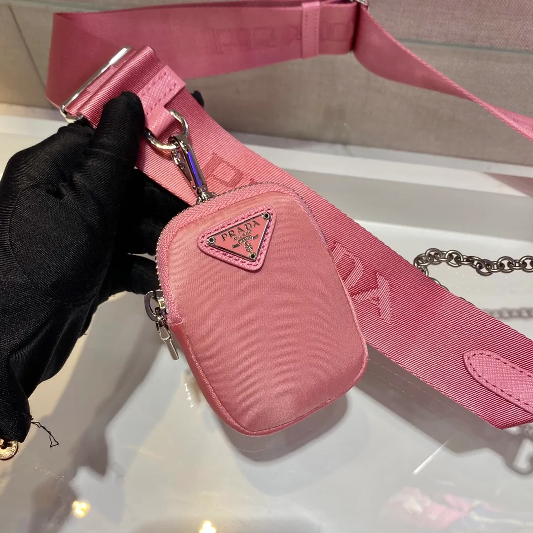 🎉New model 1BH204, nylon Hobo handbag/underarm bag😘😘Hobo, which is popular in the fashion circle due to the crazy cultivation of internet celebrity sisters, has a new model! 👏👏The design of this Hobo bag is great👍👍One bag with three uses😘😘waist bag/crossbody/single shoulder bag👍👍The handle is replaced by a chain. When the armpit bag is a little more sexy, it is also equipped with a long shoulder strap. What I love most is that the shoulder strap also has a small pendant (small bag), which can also be hung with other bags and pants as accessories. 🙊🙊There is no problem in matching various clothes in normal times😘😘Babies, hurry up and get it, it’s so beautiful🙊🙊Length 22X height 12x bottom 6cm👏👏👏💰💰💰 P1000