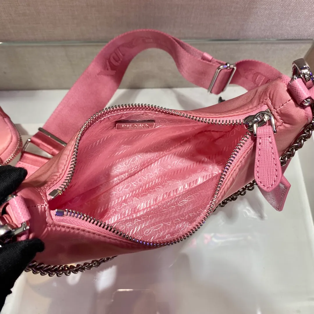 🎉New model 1BH204, nylon Hobo handbag/underarm bag😘😘Hobo, which is popular in the fashion circle due to the crazy cultivation of internet celebrity sisters, has a new model! 👏👏The design of this Hobo bag is great👍👍One bag with three uses😘😘waist bag/crossbody/single shoulder bag👍👍The handle is replaced by a chain. When the armpit bag is a little more sexy, it is also equipped with a long shoulder strap. What I love most is that the shoulder strap also has a small pendant (small bag), which can also be hung with other bags and pants as accessories. 🙊🙊There is no problem in matching various clothes in normal times😘😘Babies, hurry up and get it, it’s so beautiful🙊🙊Length 22X height 12x bottom 6cm👏👏👏💰💰💰 P1000