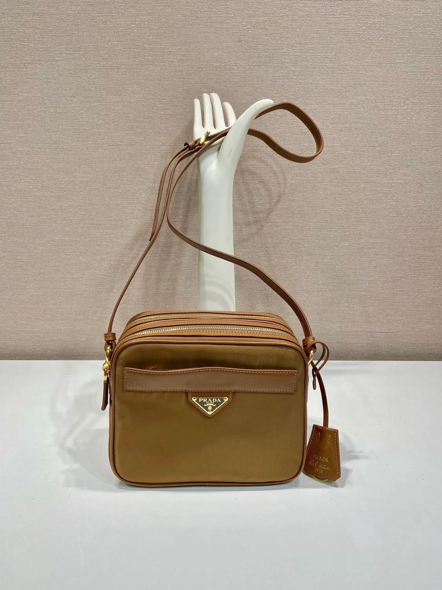 💰1160🎉New 🎉1BH218 Shoulder Bag🎉🎉 This shoulder bag is made of nylon fabric and Saffiano leather, with a double-layer zipper design, adjustable cowhide shoulder straps, an external zipper pocket and elegant Saffiano leather details, and the iconic enameled triangular metal logo as the finishing touch. Simple and elegant, with large capacity and production space, it is also a popular style that will never go out of style. Get it now🎉🎉 Length 21x Height 17x Bottom 8cm🎉🎉🎉💰💰💰